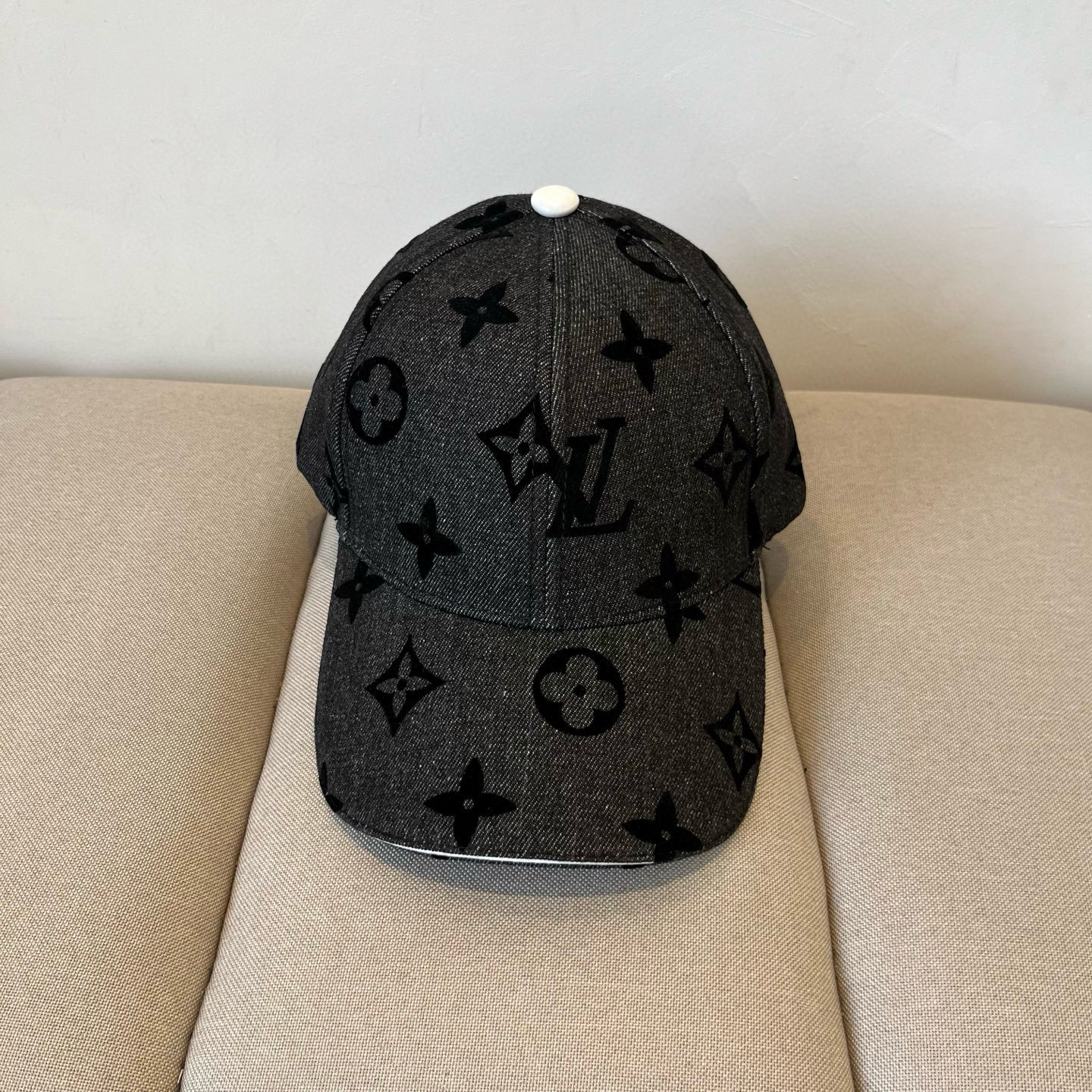 High quality and fashionable baseball cap new 3 pcs add : 18859952090 if you need size guide