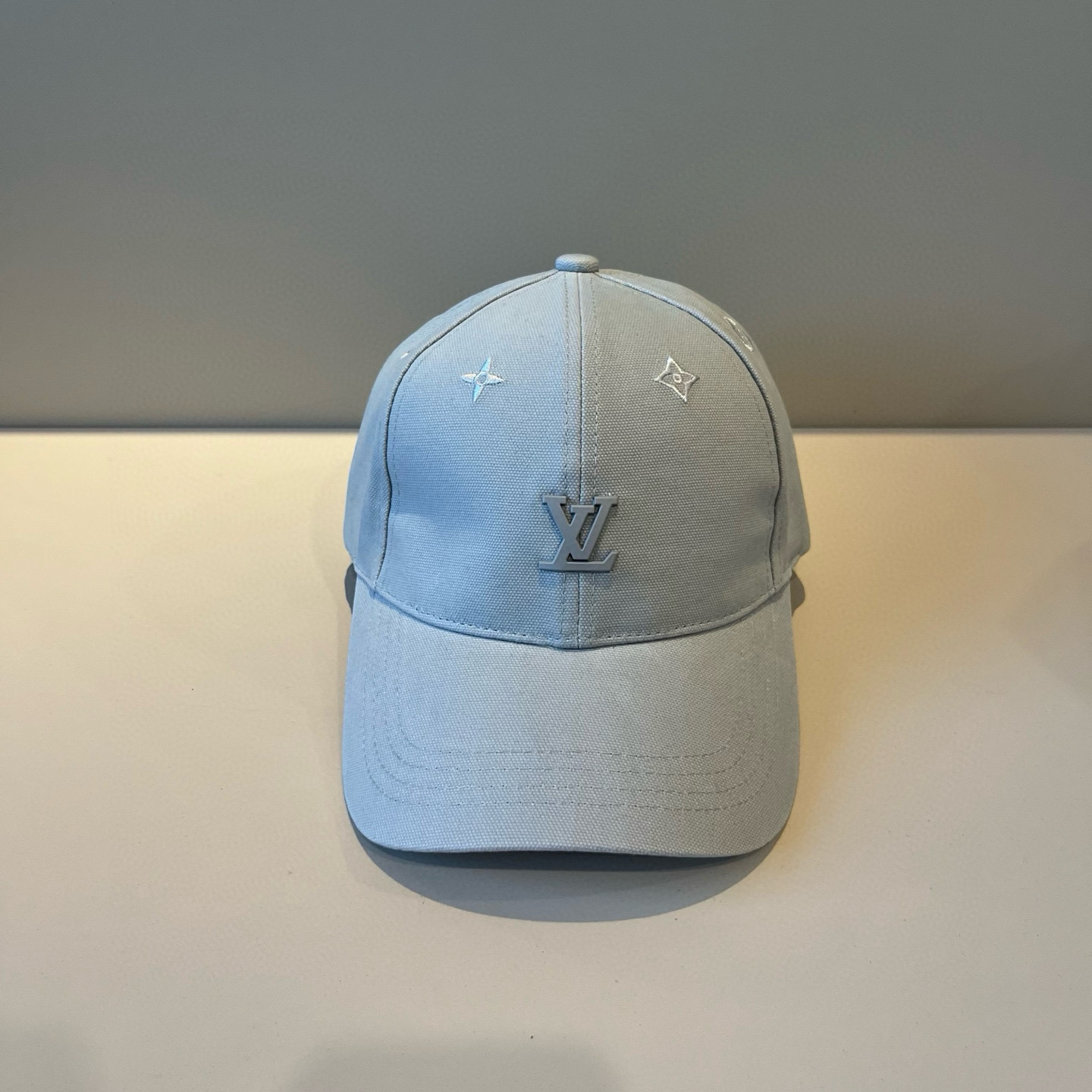 High quality and fashionable baseball cap new 3 pcs add : 18859952090 if you need size guide