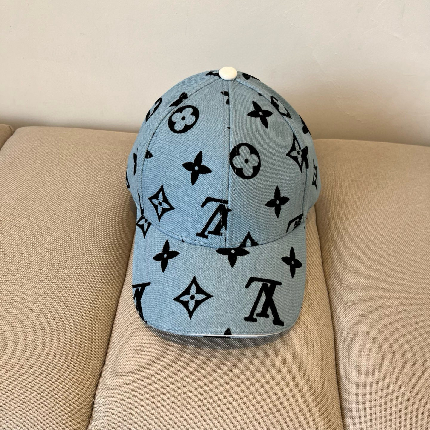 High quality and fashionable baseball cap new 3 pcs add : 18859952090 if you need size guide