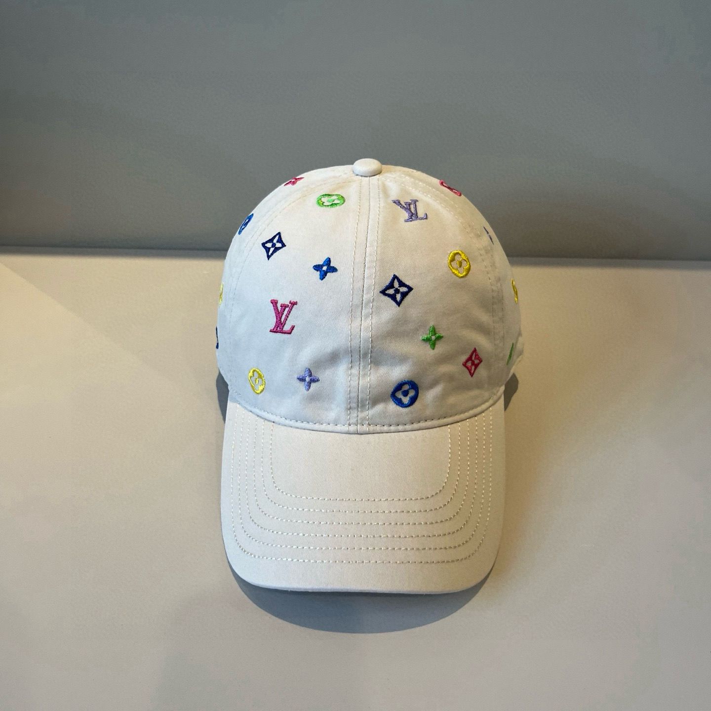High quality and fashionable baseball cap new 3 pcs add : 18859952090 if you need size guide