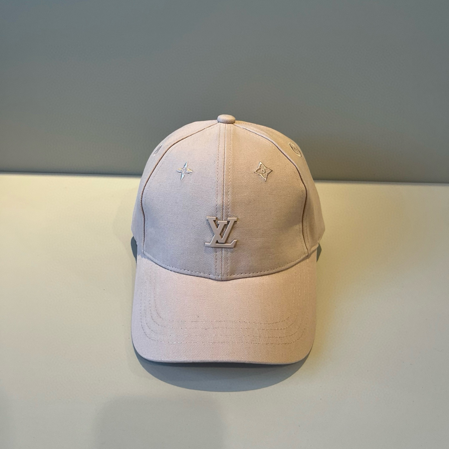 High quality and fashionable baseball cap new 3 pcs add : 18859952090 if you need size guide