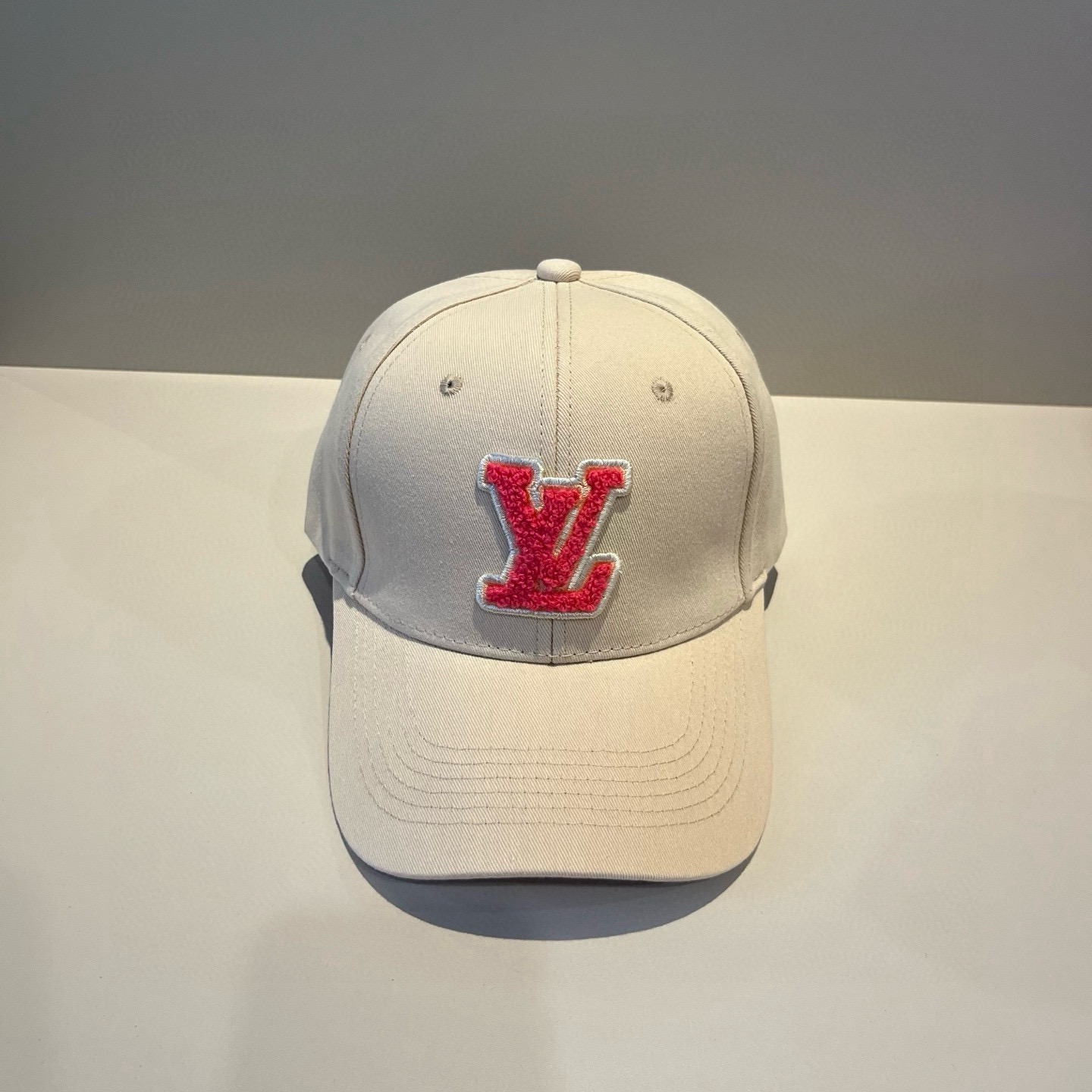 High quality and fashionable baseball cap new 3 pcs add : 18859952090 if you need size guide