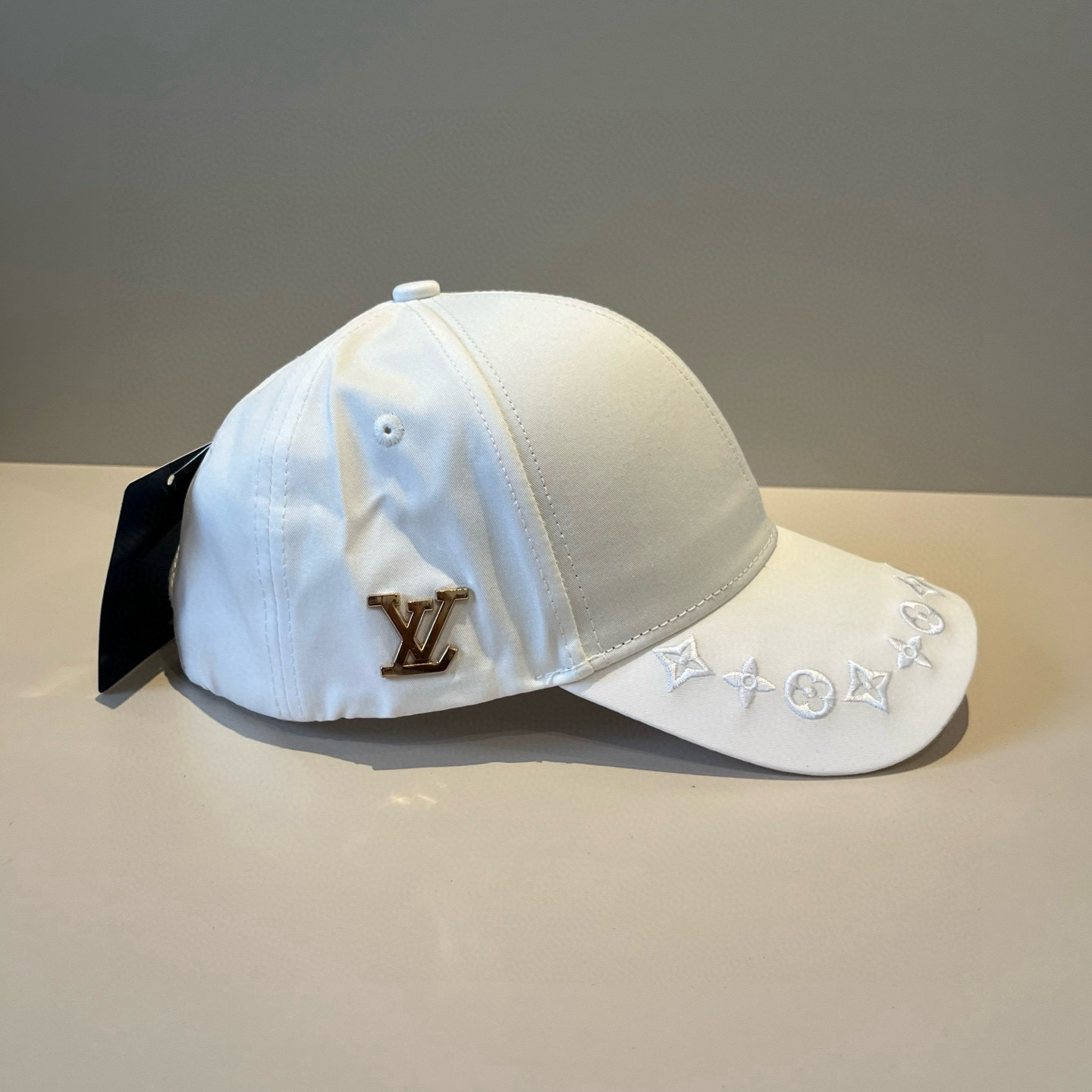 High quality and fashionable baseball cap new 3 pcs add : 18859952090 if you need size guide