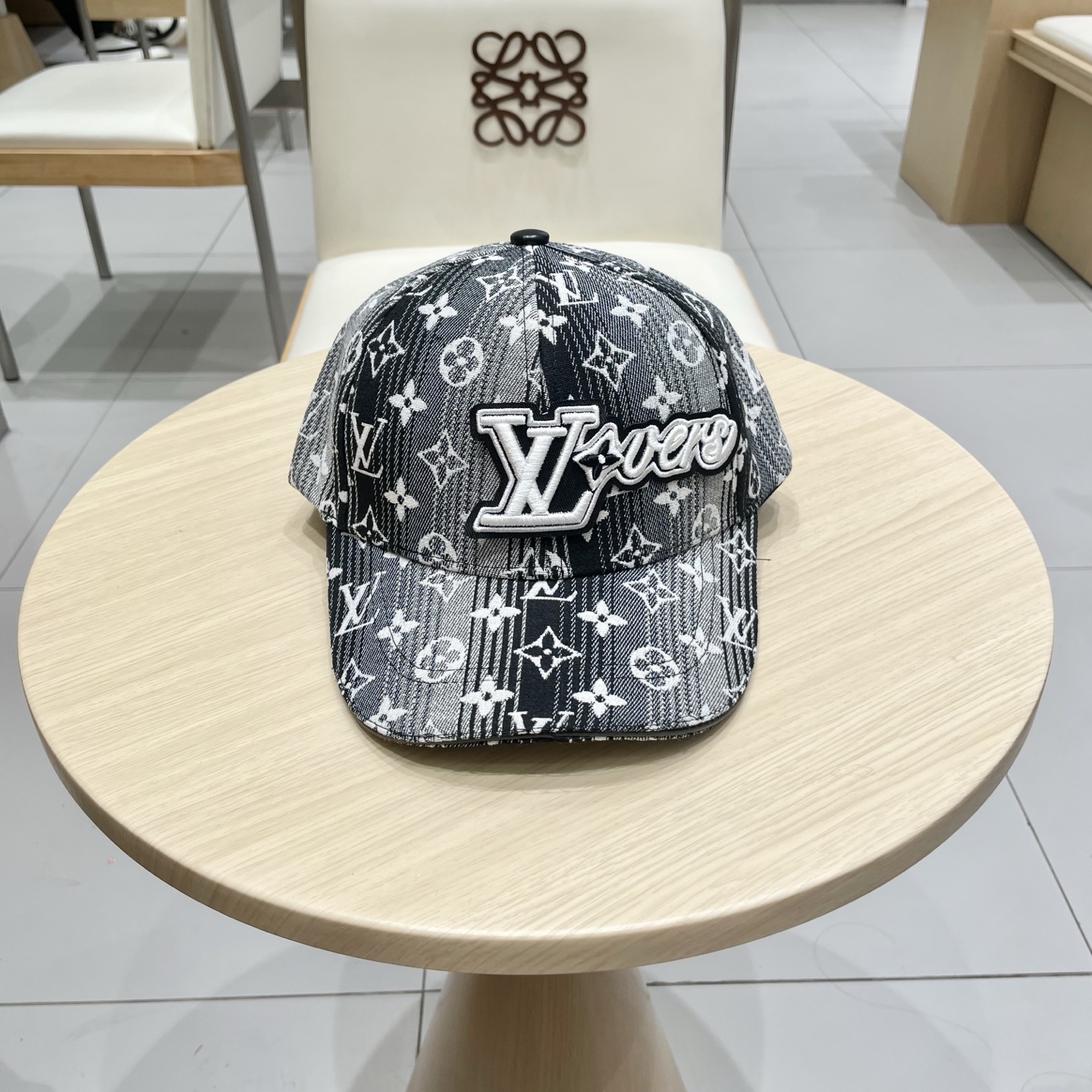 High quality and fashionable baseball cap new 4 pcs add : 18859952090 if you need size guide