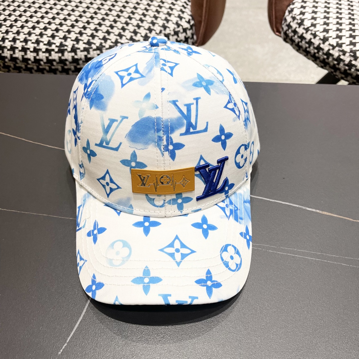 High quality and fashionable baseball cap new 4 pcs add : 18859952090 if you need size guide