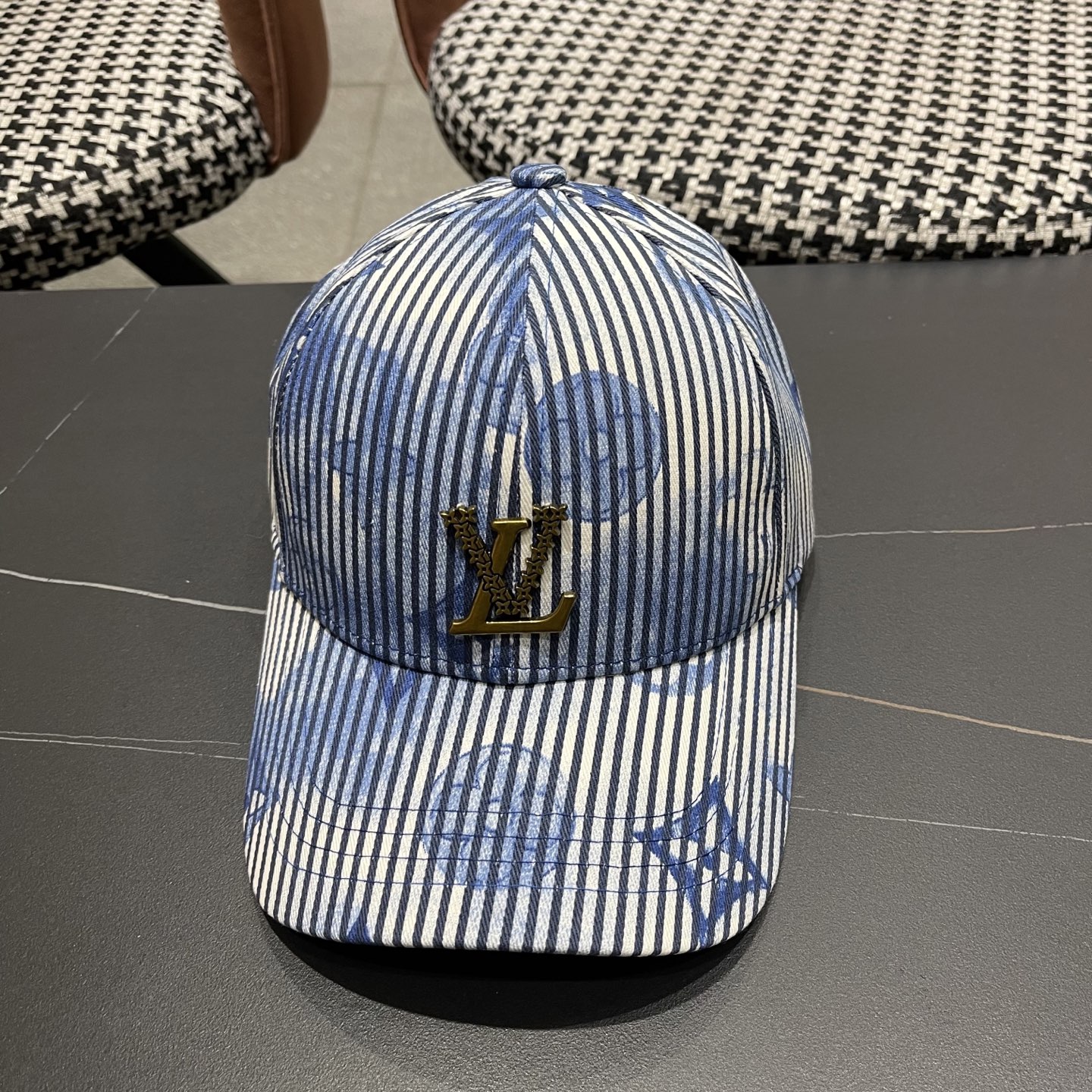 High quality and fashionable baseball cap new 5 pcs add : 18859952090 if you need size guide