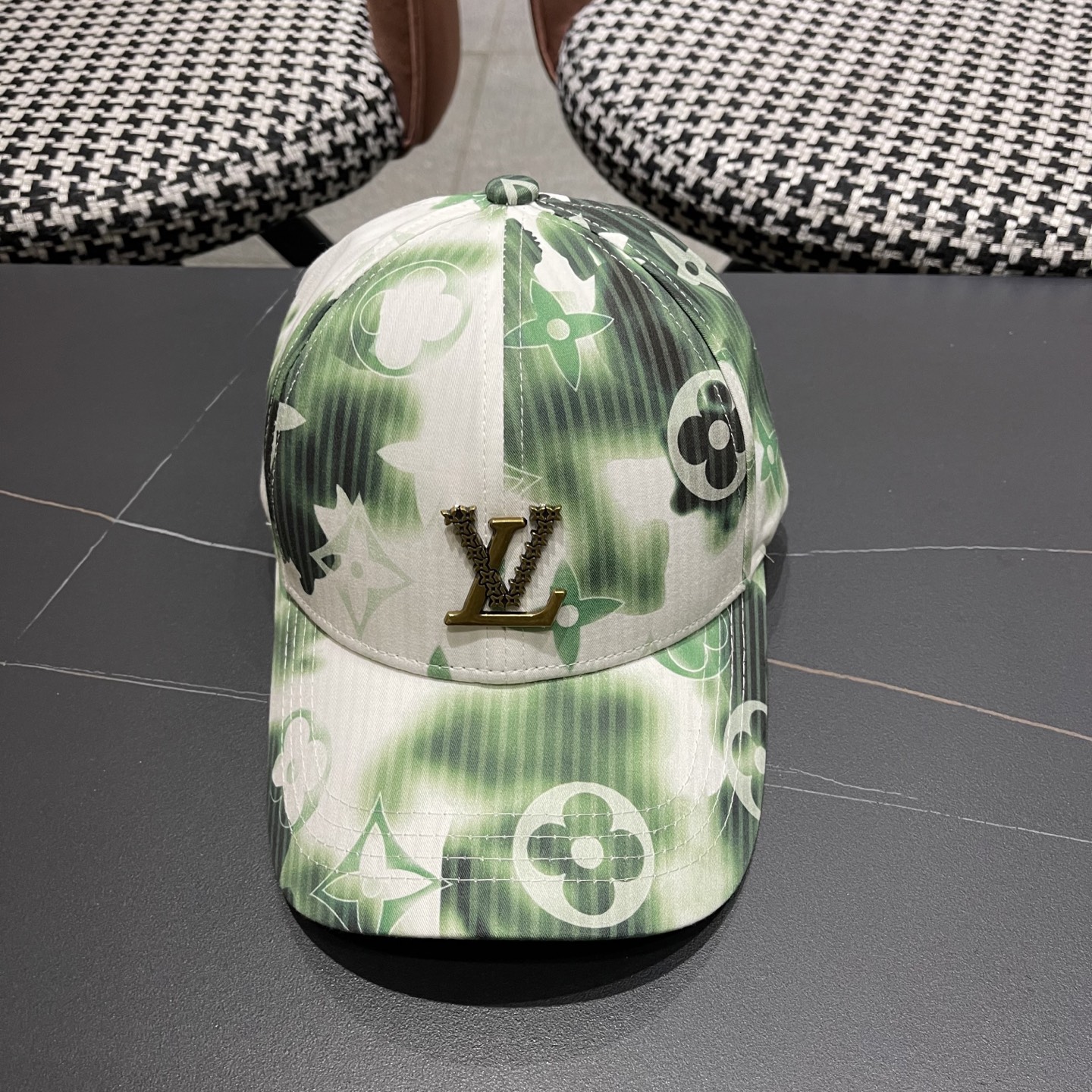 High quality and fashionable baseball cap new 5 pcs add : 18859952090 if you need size guide