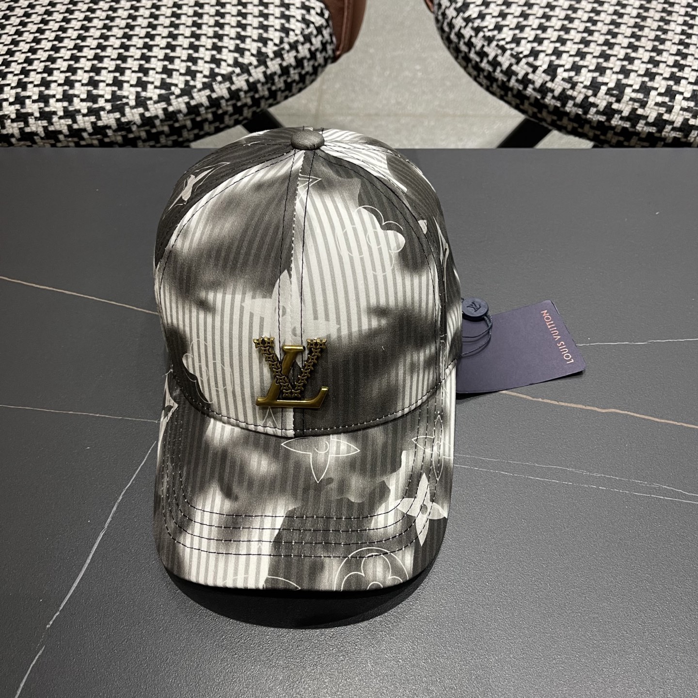 High quality and fashionable baseball cap new 5 pcs add : 18859952090 if you need size guide