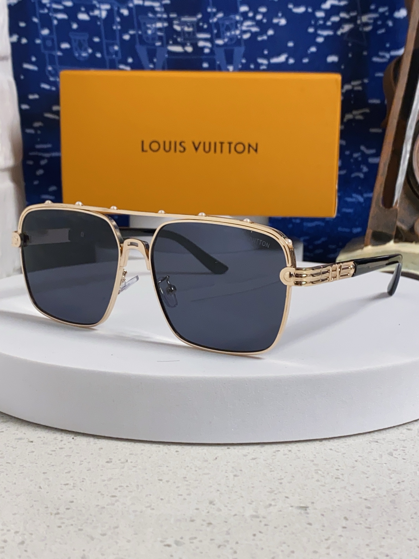 High quality temperament sunscreen sunglasses 3 pcs add : 18030258501 if you need size guide