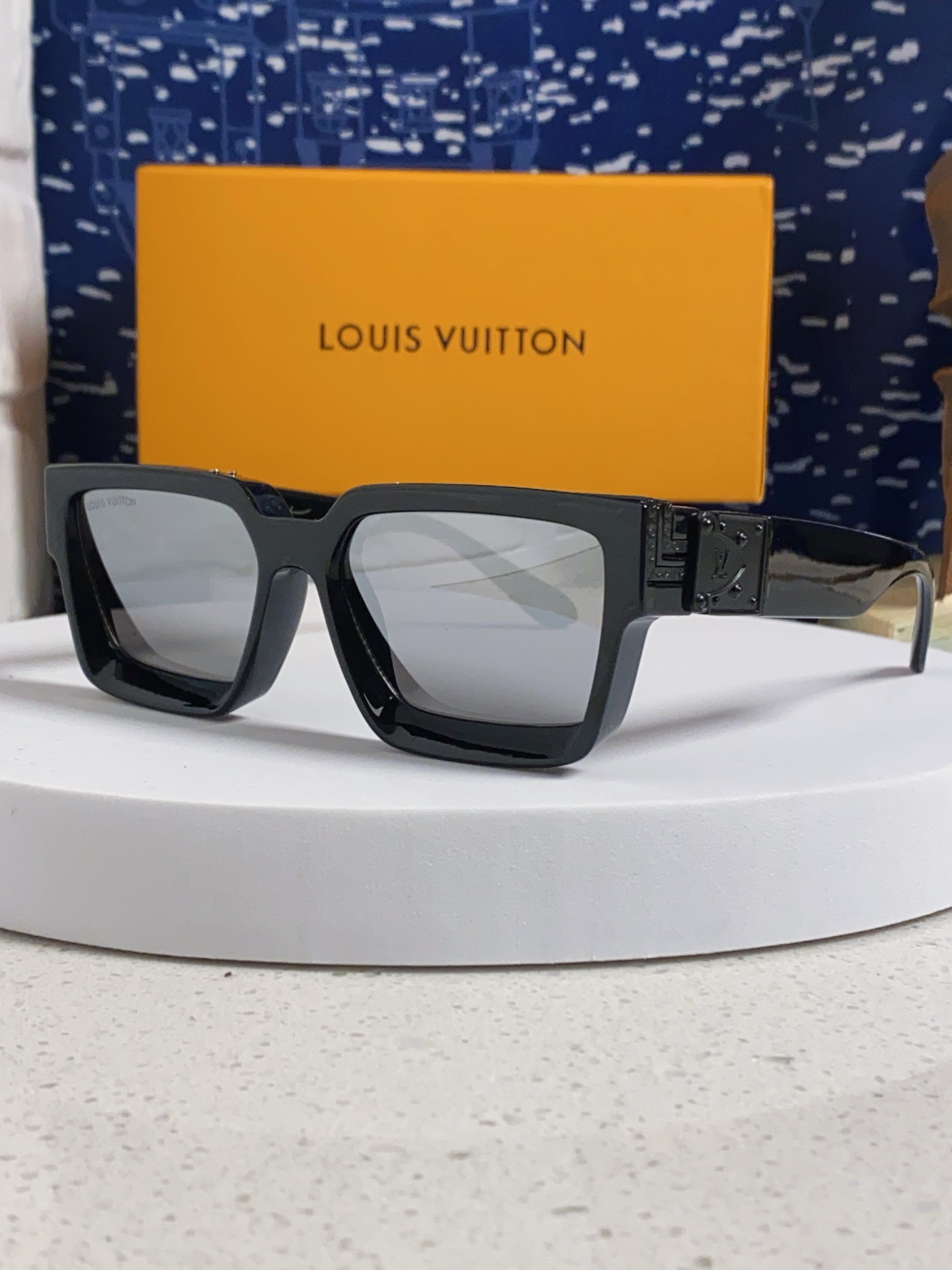 High quality temperament sunscreen sunglasses 3 pcs add : 18030258501 if you need size guide