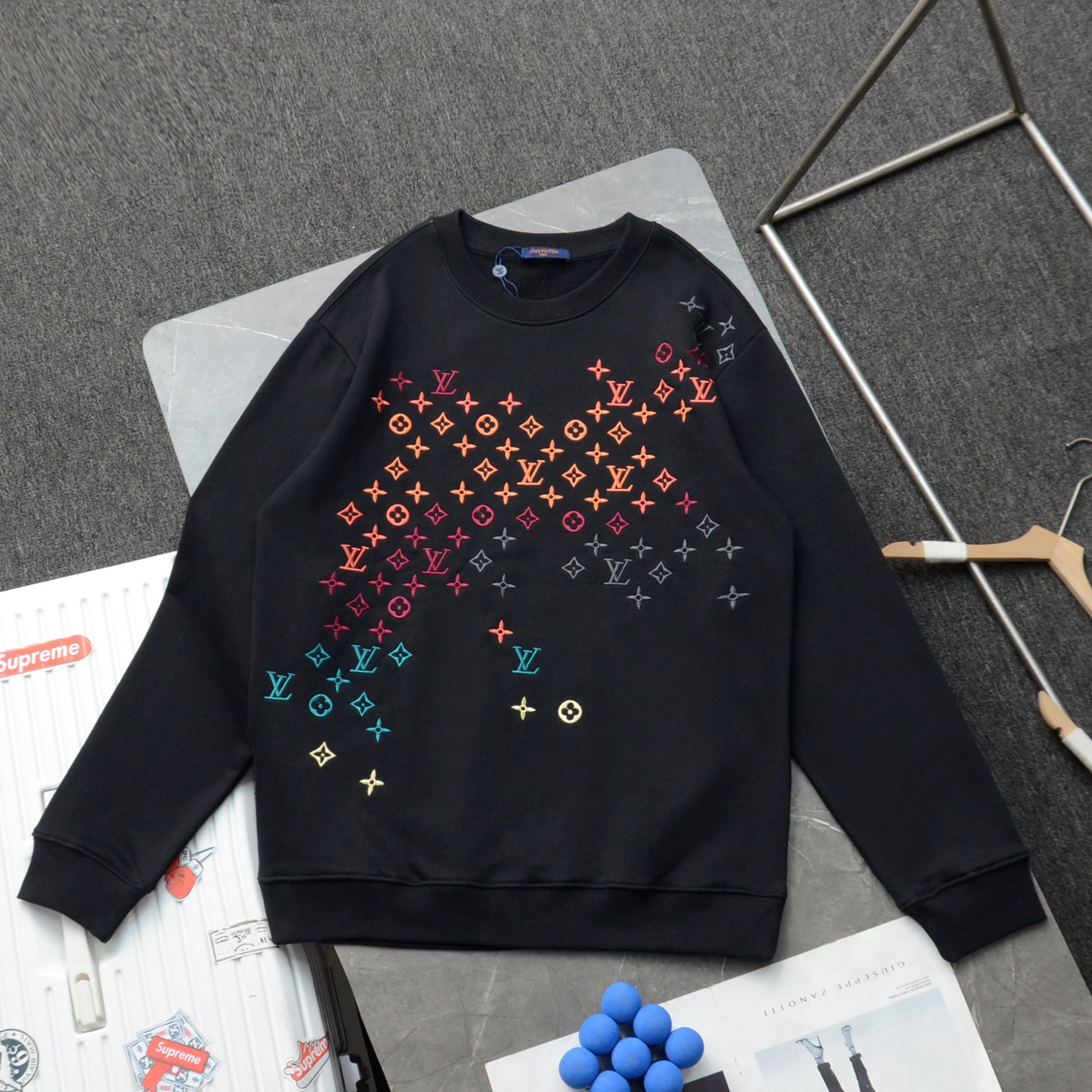 High quality fashion embroidered graffiti hoodie 1 pls add : 18859952090 if you need size guide