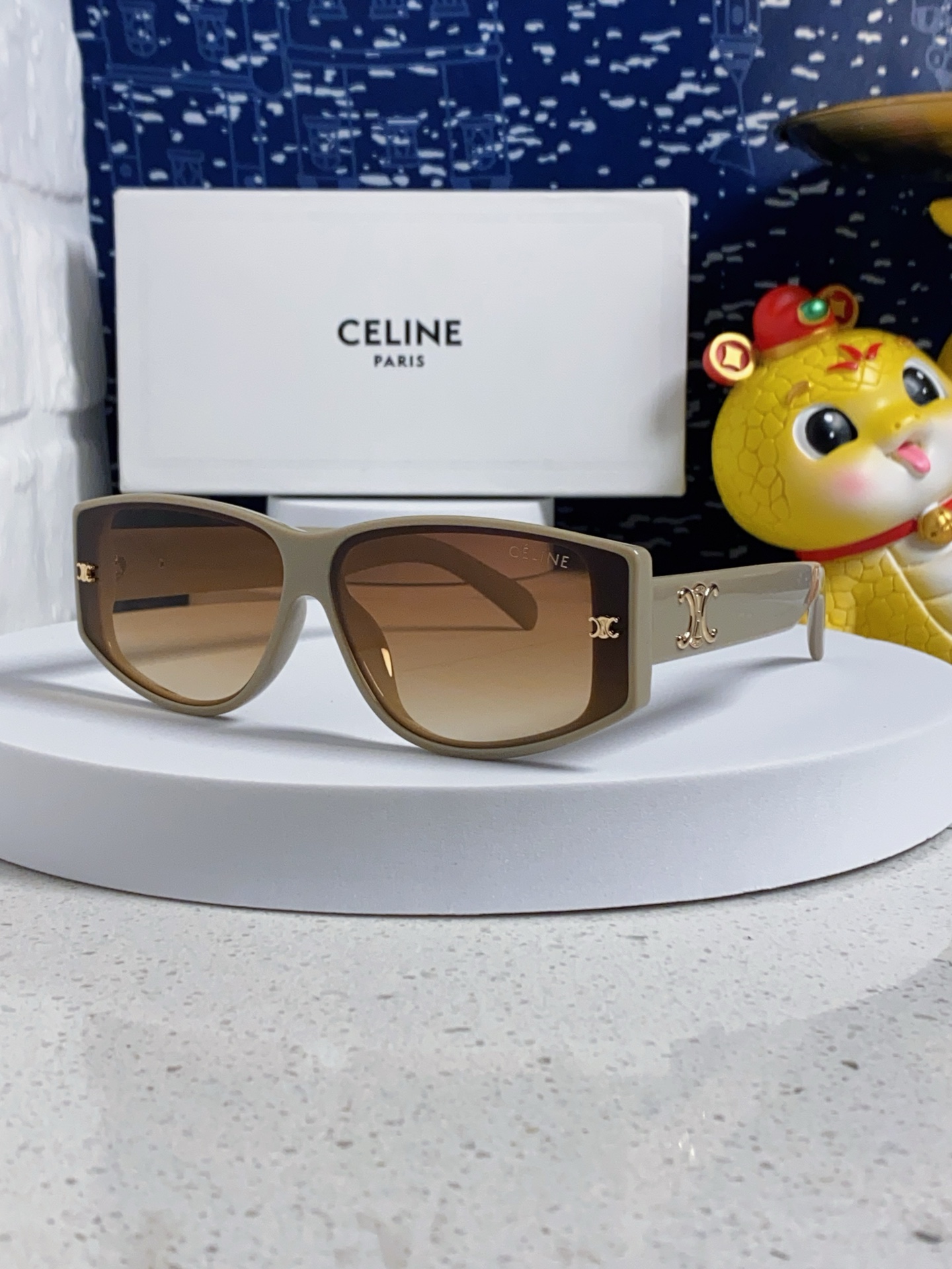 High quality thick framed gold label sunglasses 6 pcs add : 18859952090 if you need size guide