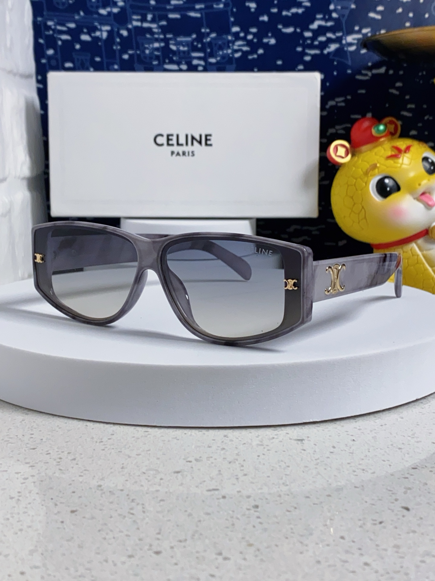 High quality thick framed gold label sunglasses 6 pcs add : 18859952090 if you need size guide