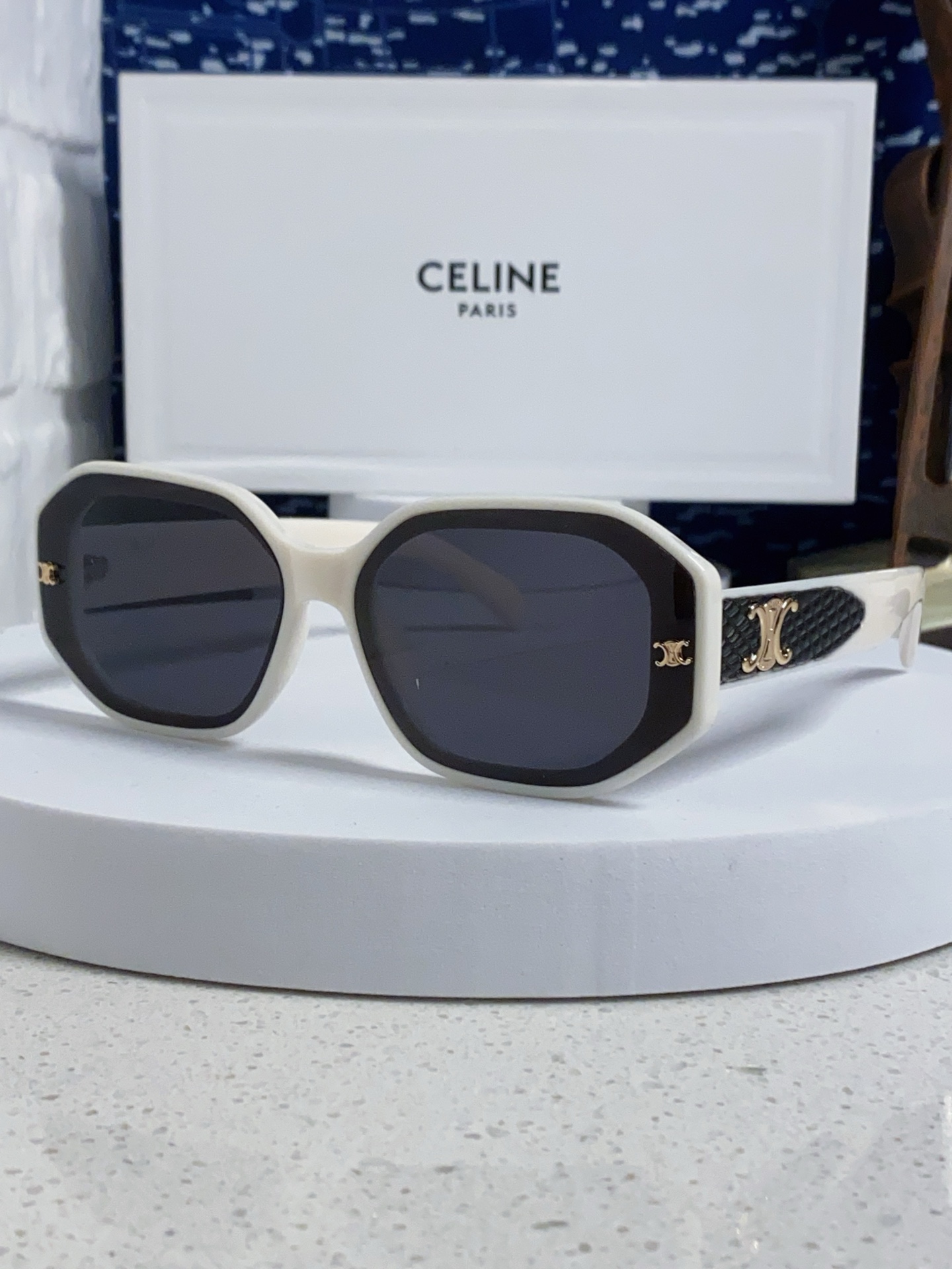 High quality thick framed gold label sunglasses 6 pcs add : 18859952090 if you need size guide