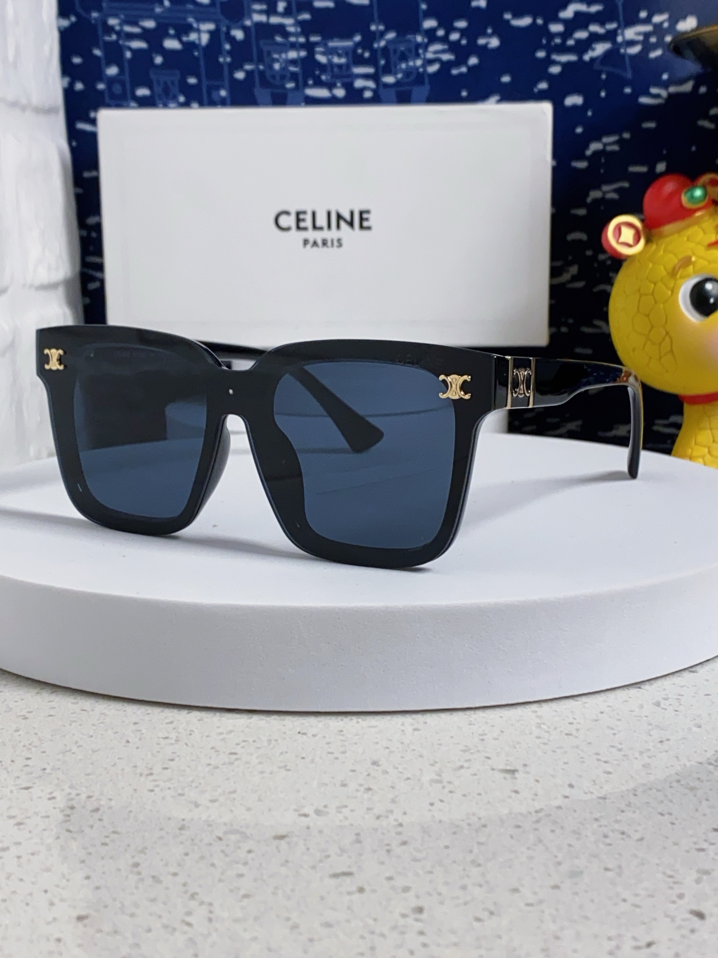 High quality thick framed gold label sunglasses 6 pcs add : 18859952090 if you need size guide