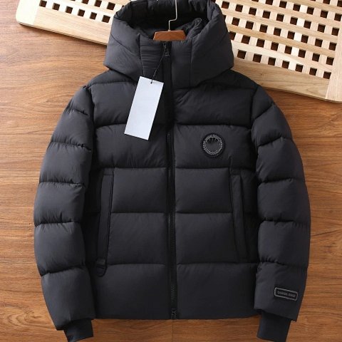High quality down jacket, casual and versatile, with high fluffiness