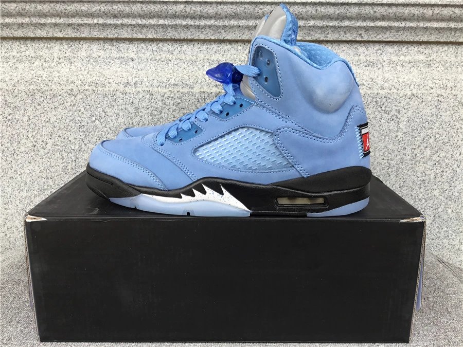 Sports and leisure shoes 05