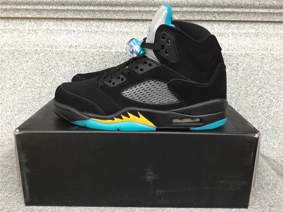 Sports and leisure shoes 05