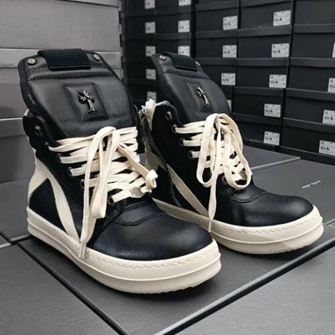 Autumn and winter style height increasing thick soled black and white inverted triangle high top shoes, dark versatile leather short boots