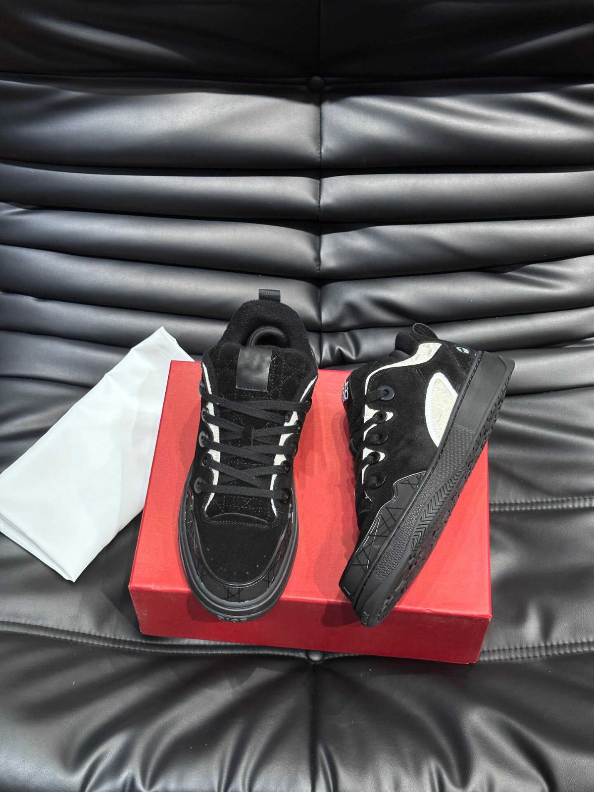 High quality bread shoes 2 pcs add : 18030258501 if you need size guide