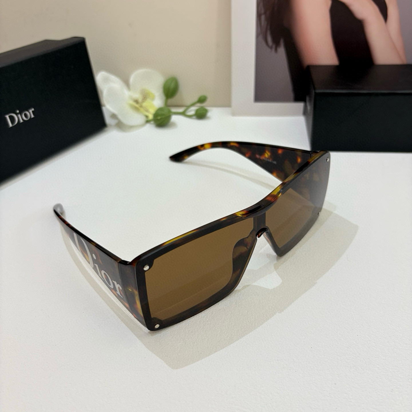 High quality thick framed gold label sunglasses, please add : 18859952090 if you need size guidance