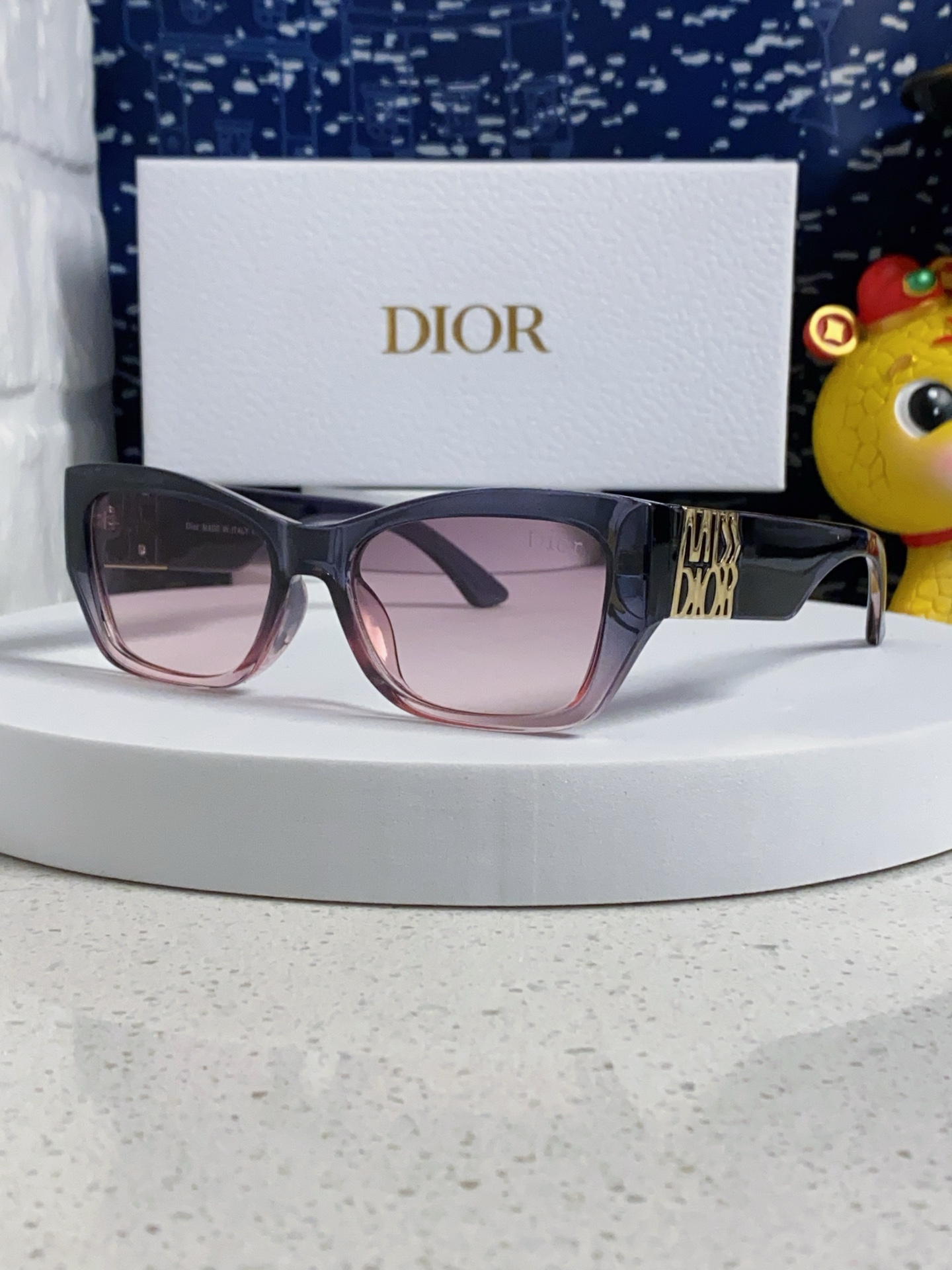 High quality thick framed gold label sunglasses, please add : 18859952090 if you need size guidance