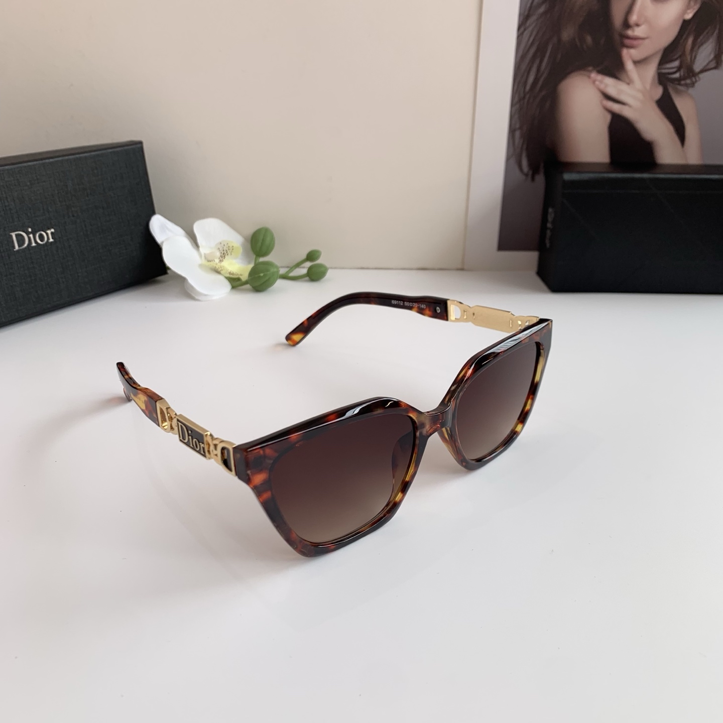 High quality thick framed gold label sunglasses, please add : 18859952090 if you need size guidance