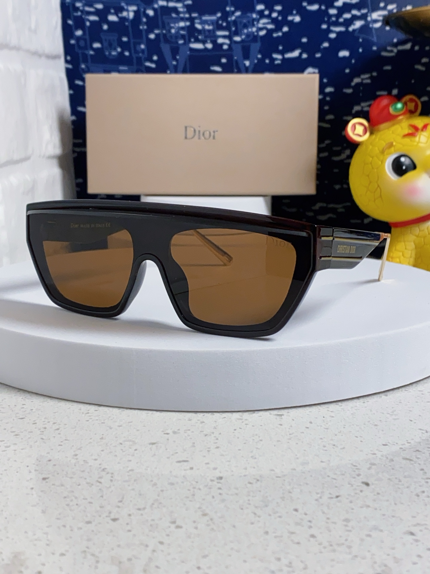 High quality thick framed gold label sunglasses, please add : 18859952090 if you need size guidance