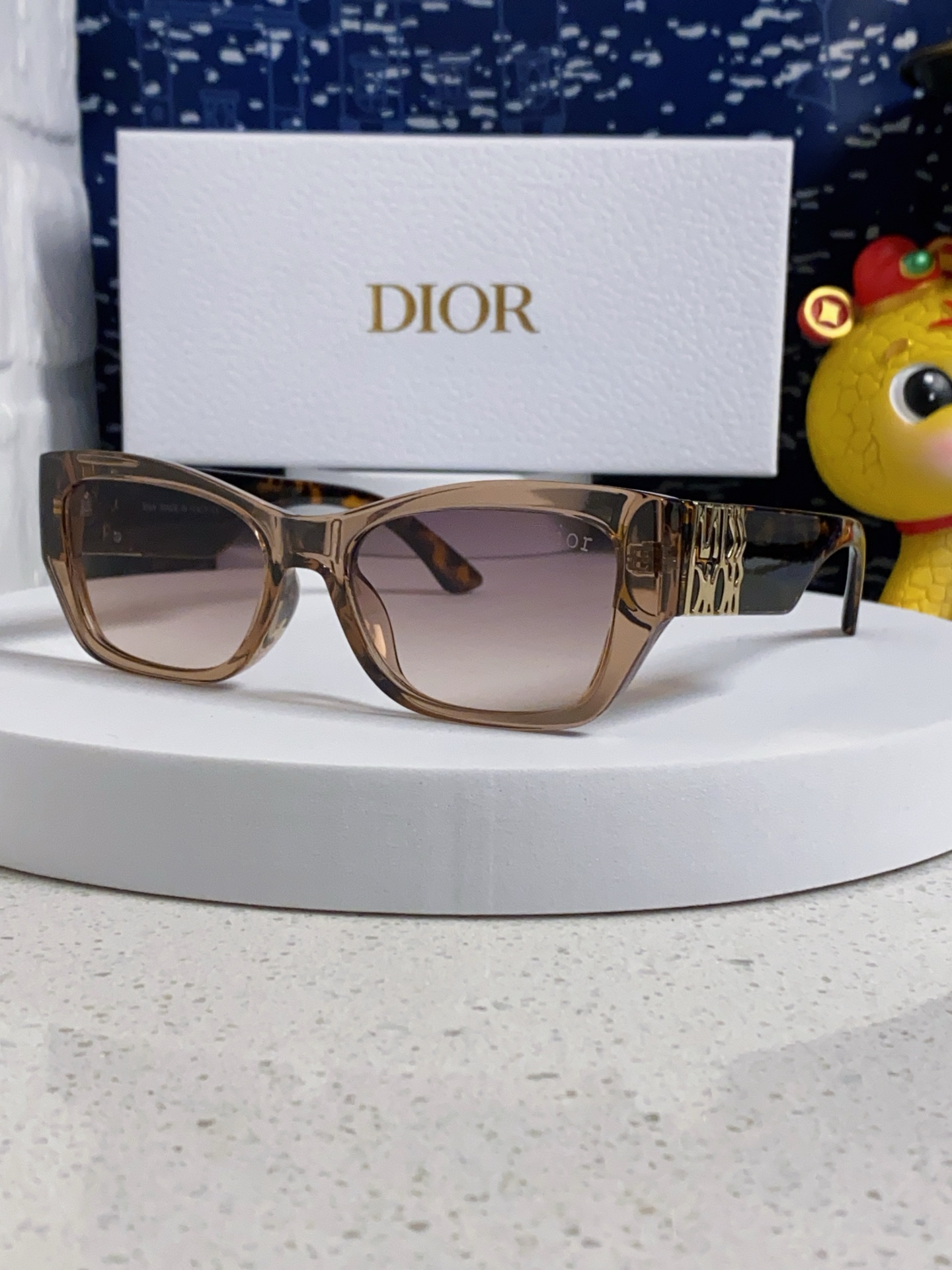 High quality thick framed gold label sunglasses, please add : 18859952090 if you need size guidance