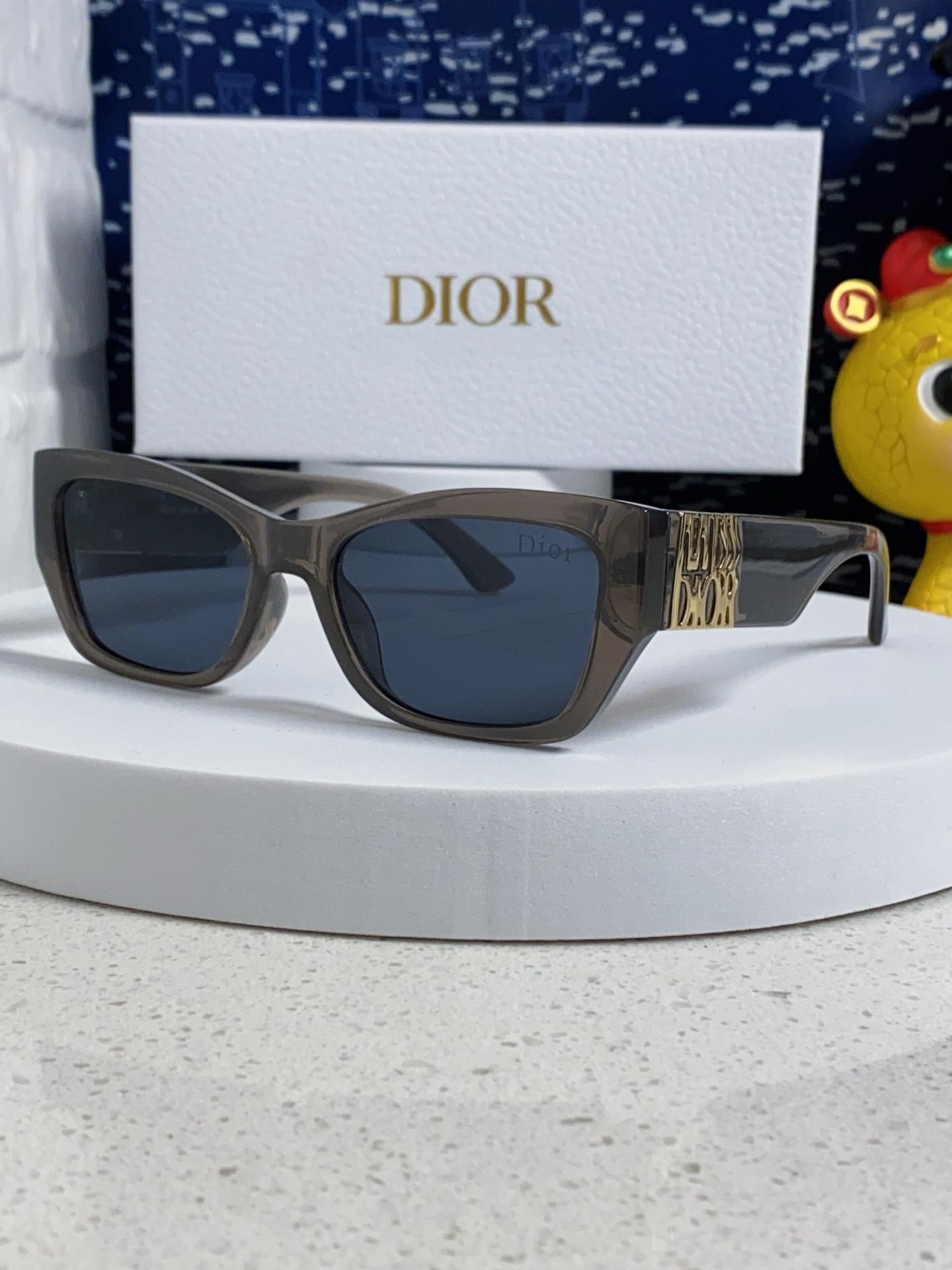 High quality thick framed gold label sunglasses, please add : 18859952090 if you need size guidance