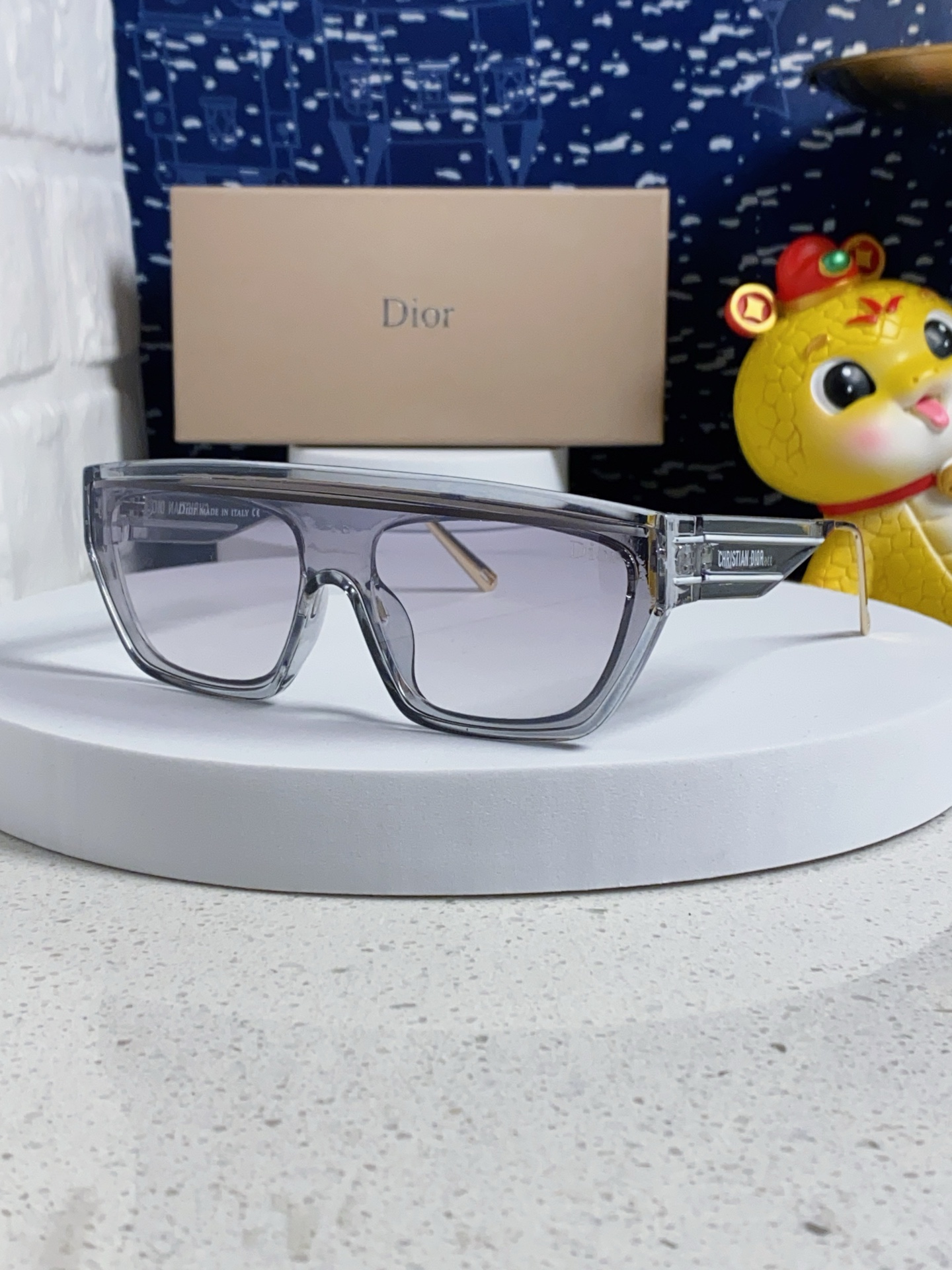 High quality thick framed gold label sunglasses, please add : 18859952090 if you need size guidance