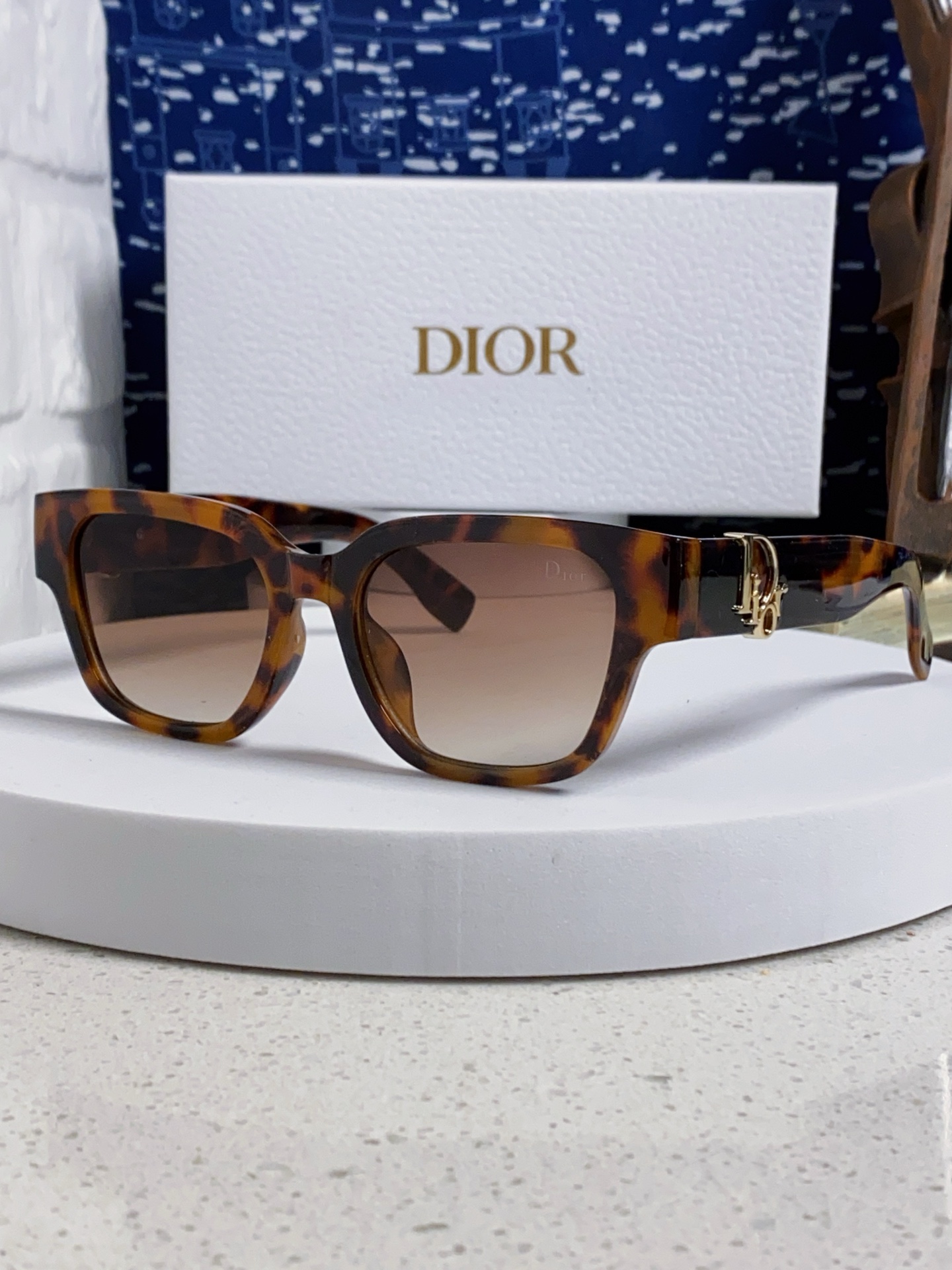 High quality thick framed gold label sunglasses 4 pcs add : 18859952090 if you need size guide