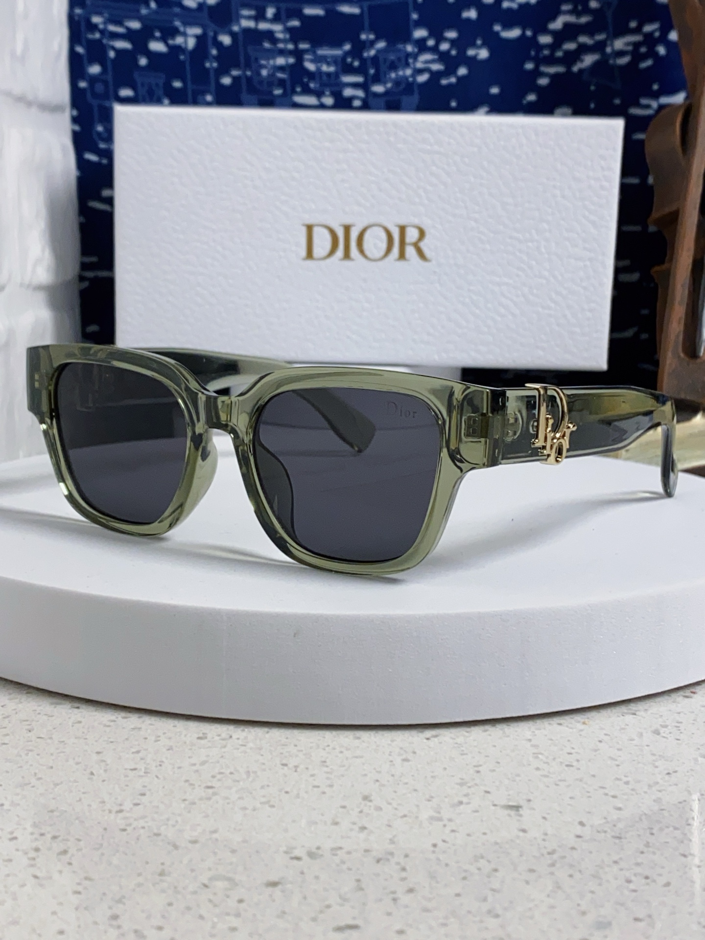 High quality thick framed gold label sunglasses 4 pcs add : 18859952090 if you need size guide