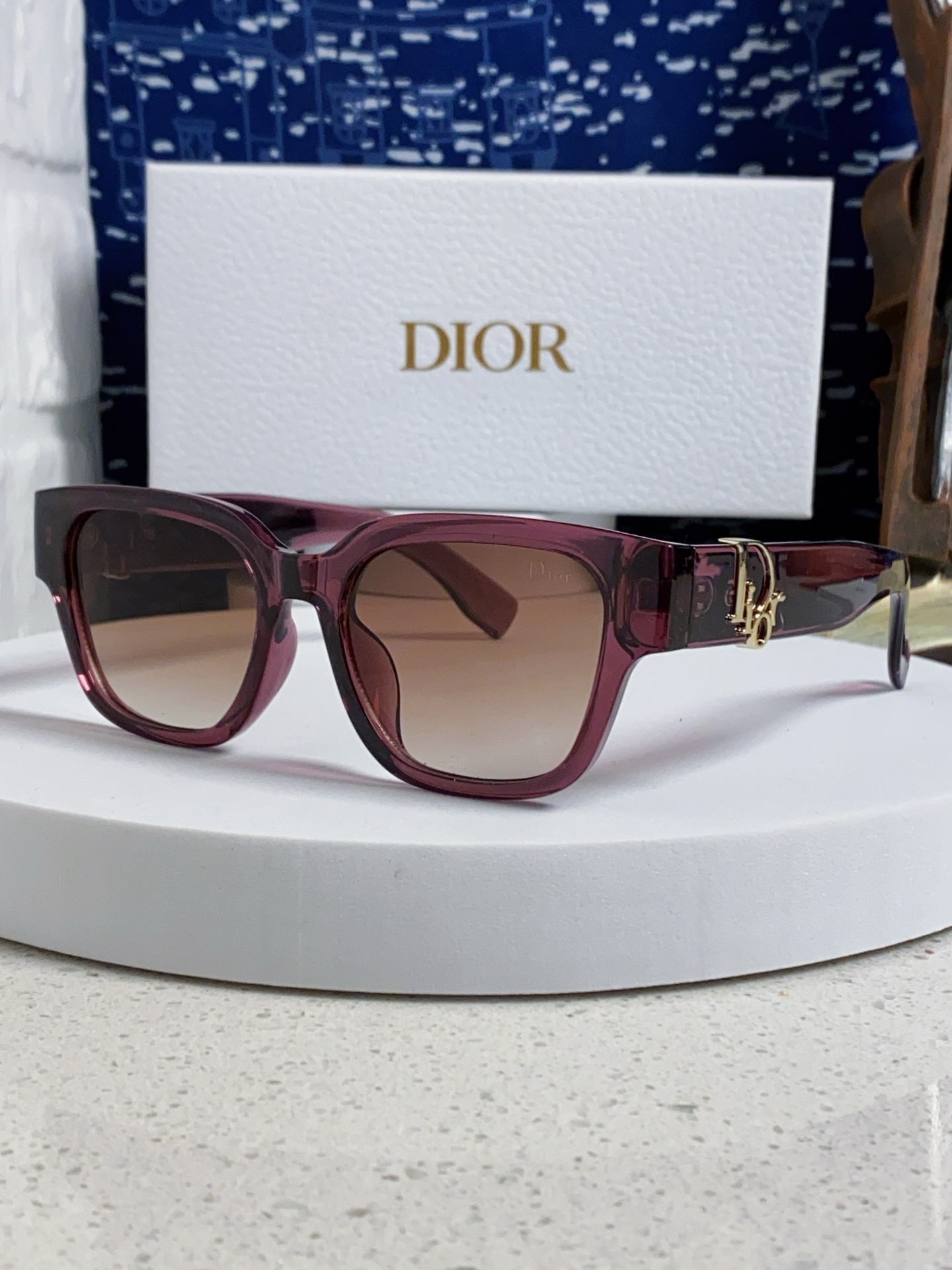 High quality thick framed gold label sunglasses 4 pcs add : 18859952090 if you need size guide