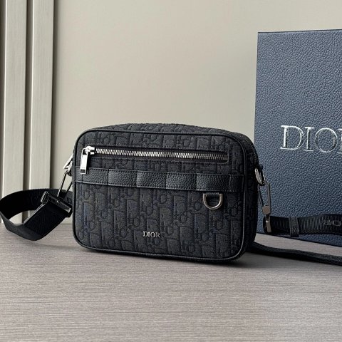 The highest version of the classic messenger bag comes with shoulder straps and is a cost-effective version