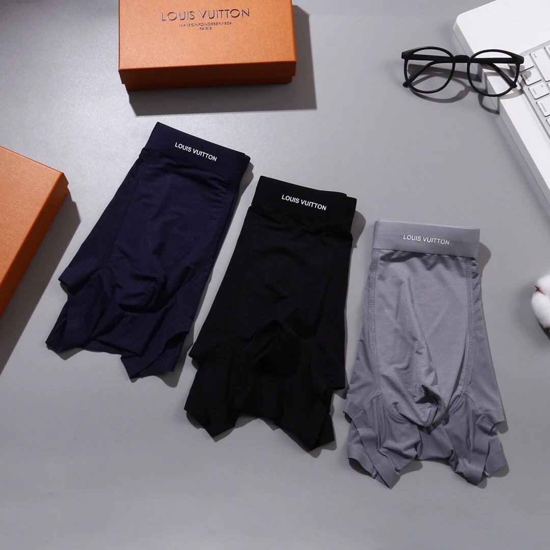 High quality men's underwear in a box of three, color options available 01