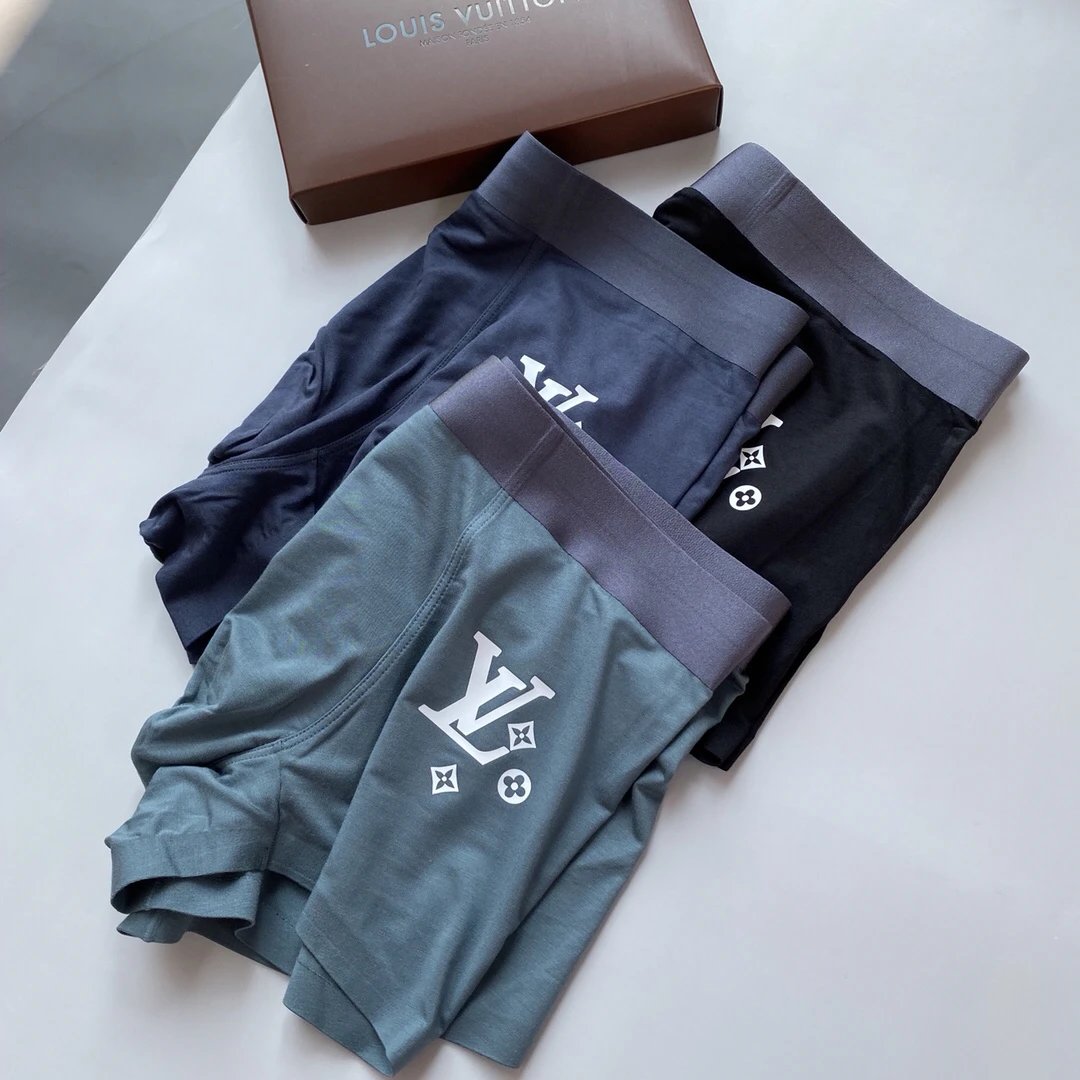 High quality men's underwear in a box of three, color options available 01