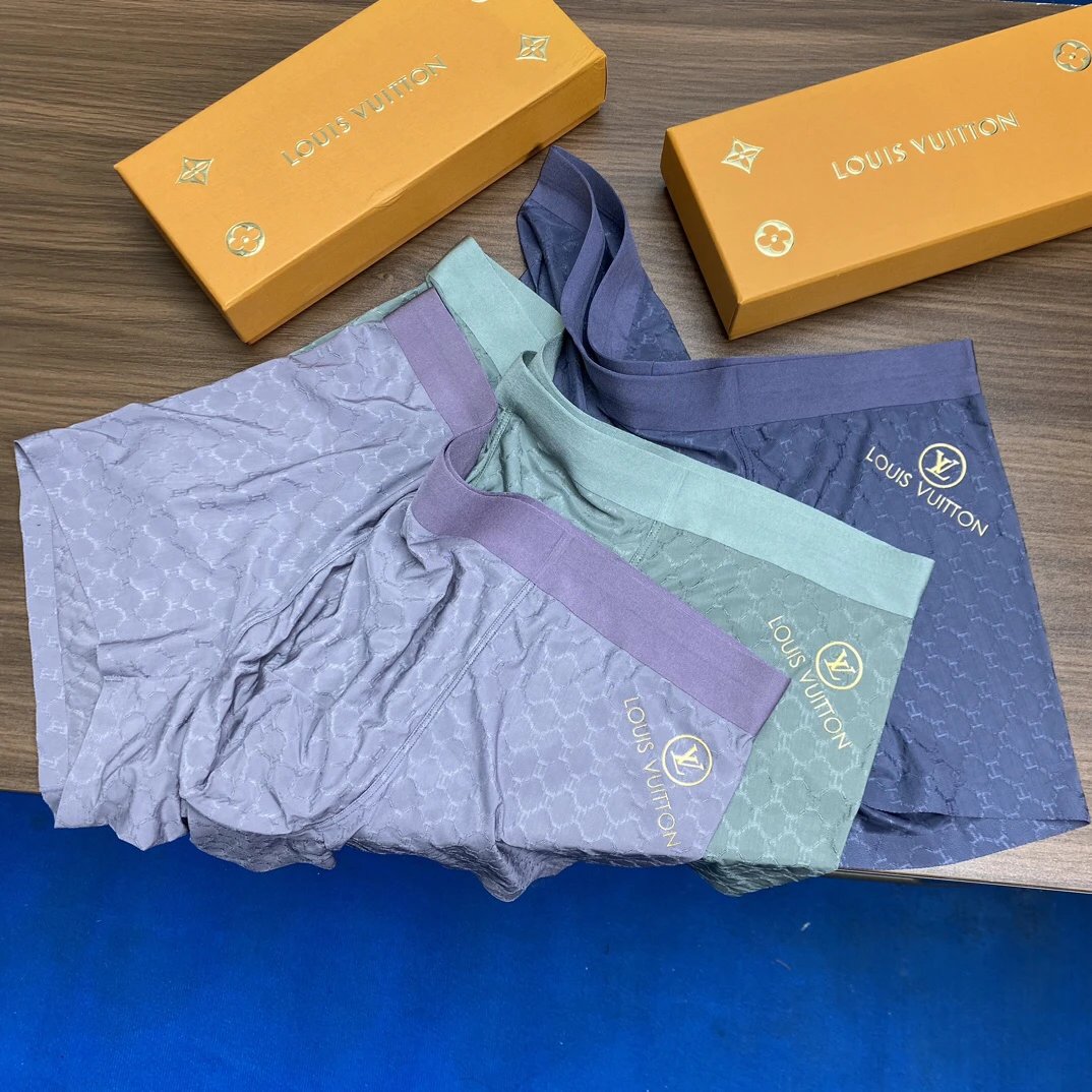 High quality men's underwear in a box of three, color options available 01