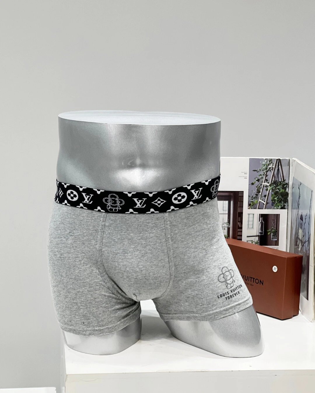 High quality men's underwear in a box of three, color options available 01