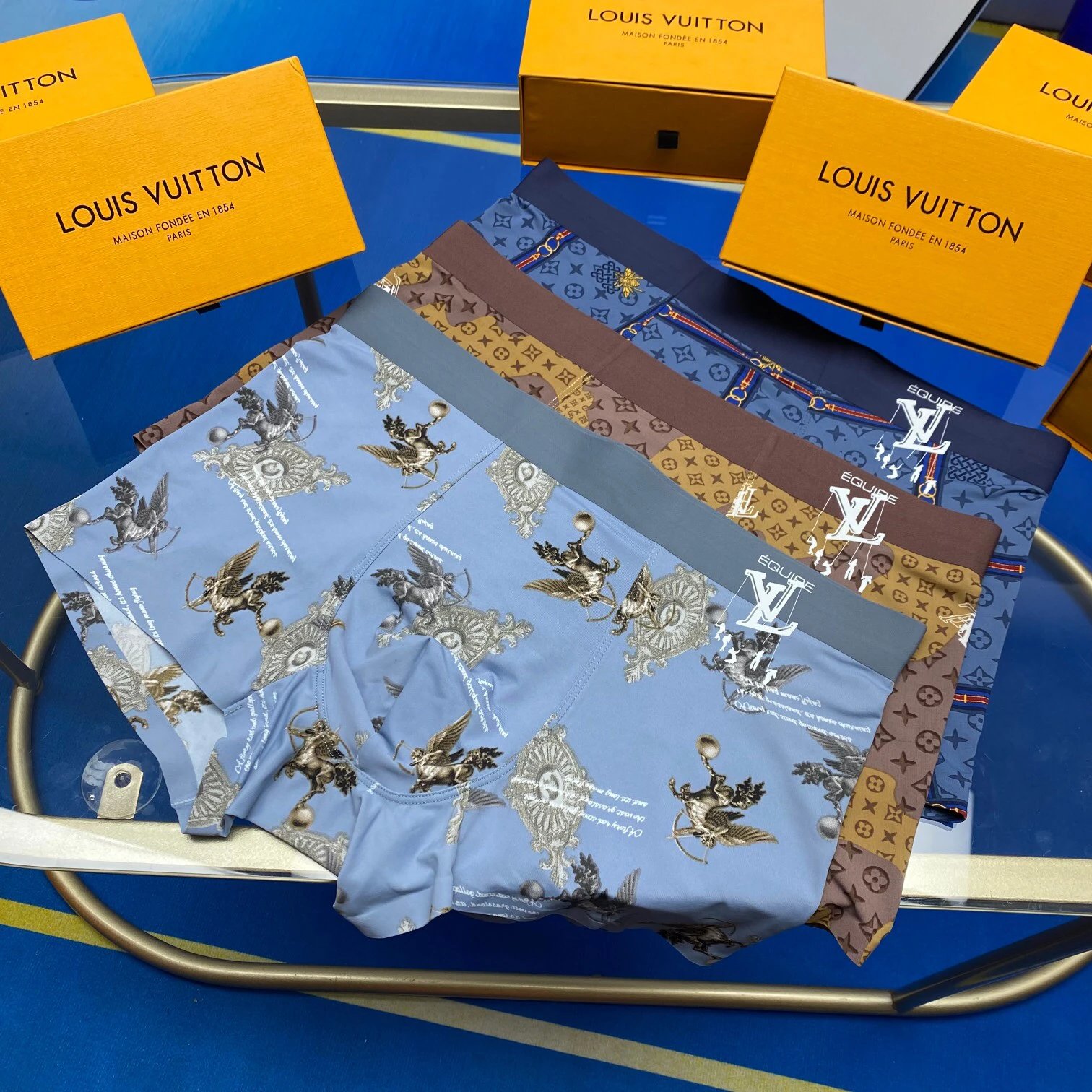High quality men's underwear in a box of three, color options available 01