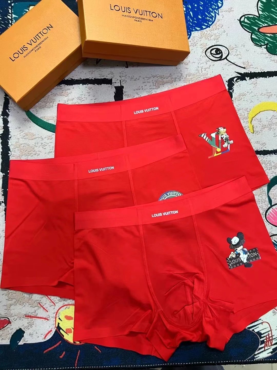 High quality men's underwear in a box of three, color options available 01