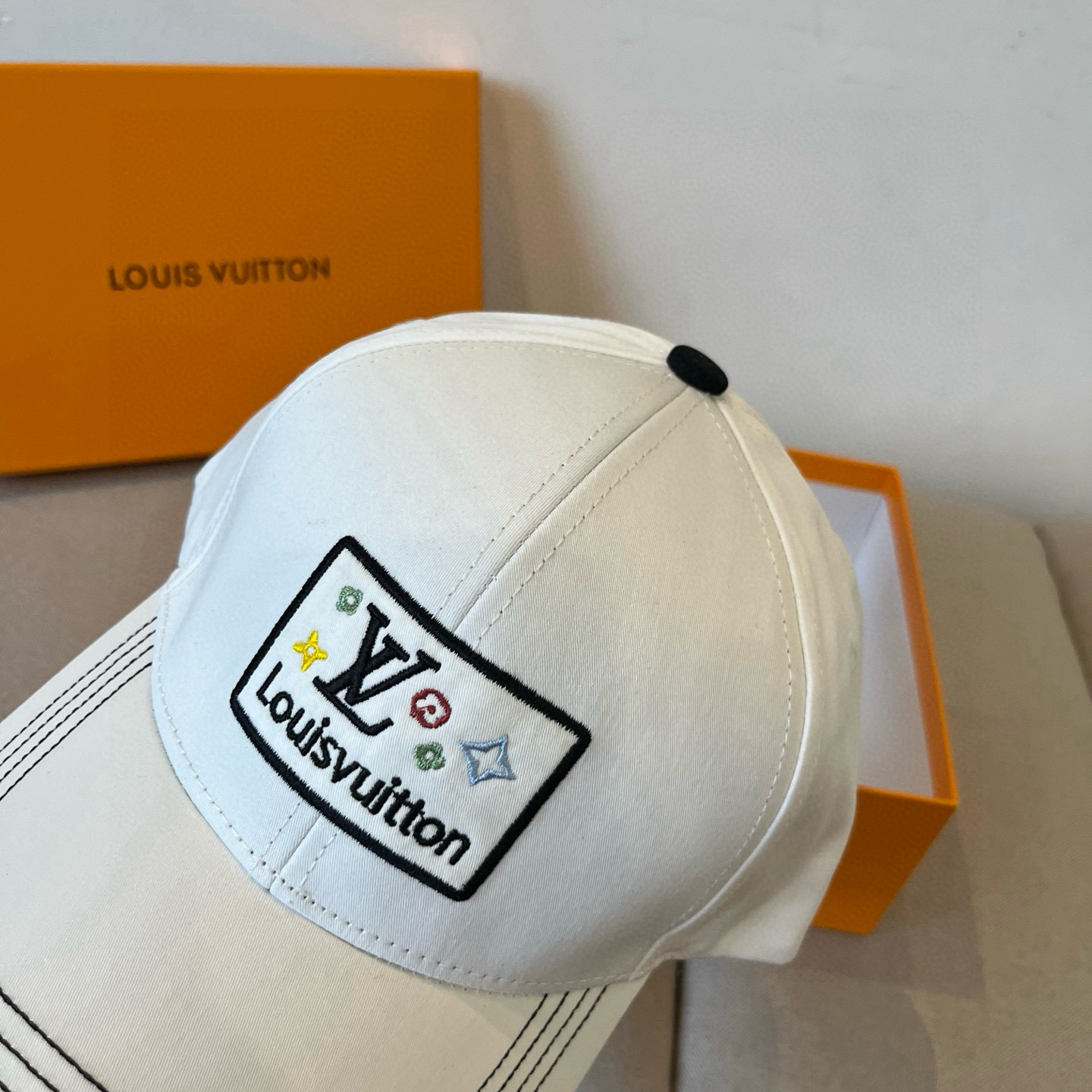 High quality and fashionable baseball cap new 3 pcs add : 18859952090 if you need size guide
