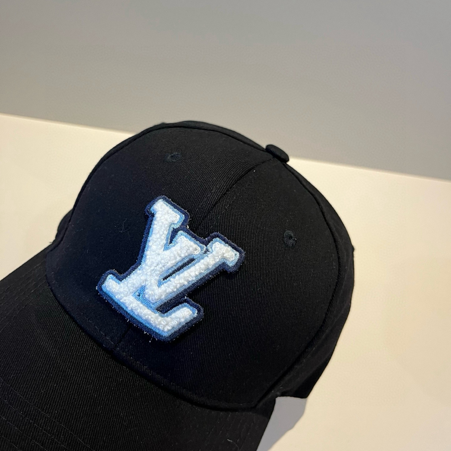 High quality and fashionable baseball cap new 3 pcs add : 18859952090 if you need size guide