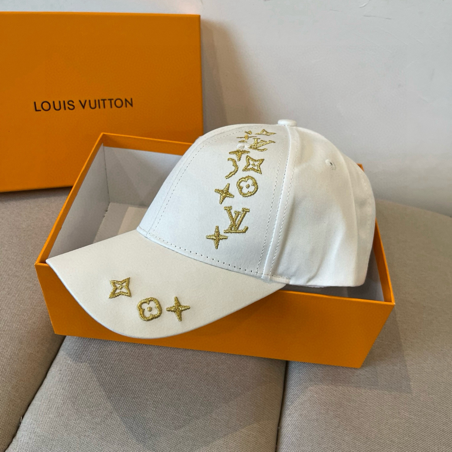 High quality and fashionable baseball cap new 3 pcs add : 18859952090 if you need size guide
