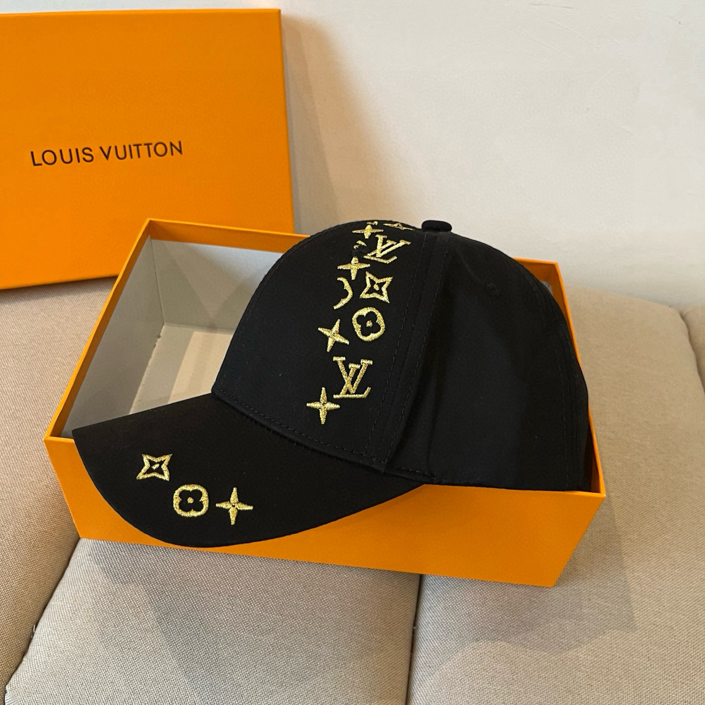 High quality and fashionable baseball cap new 3 pcs add : 18859952090 if you need size guide