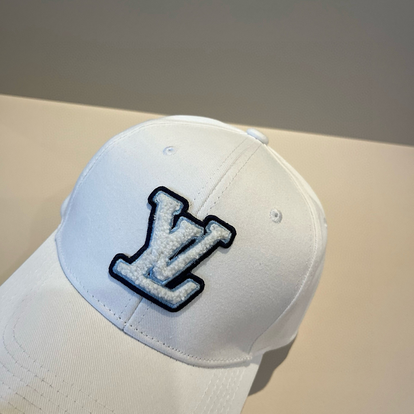High quality and fashionable baseball cap new 3 pcs add : 18859952090 if you need size guide
