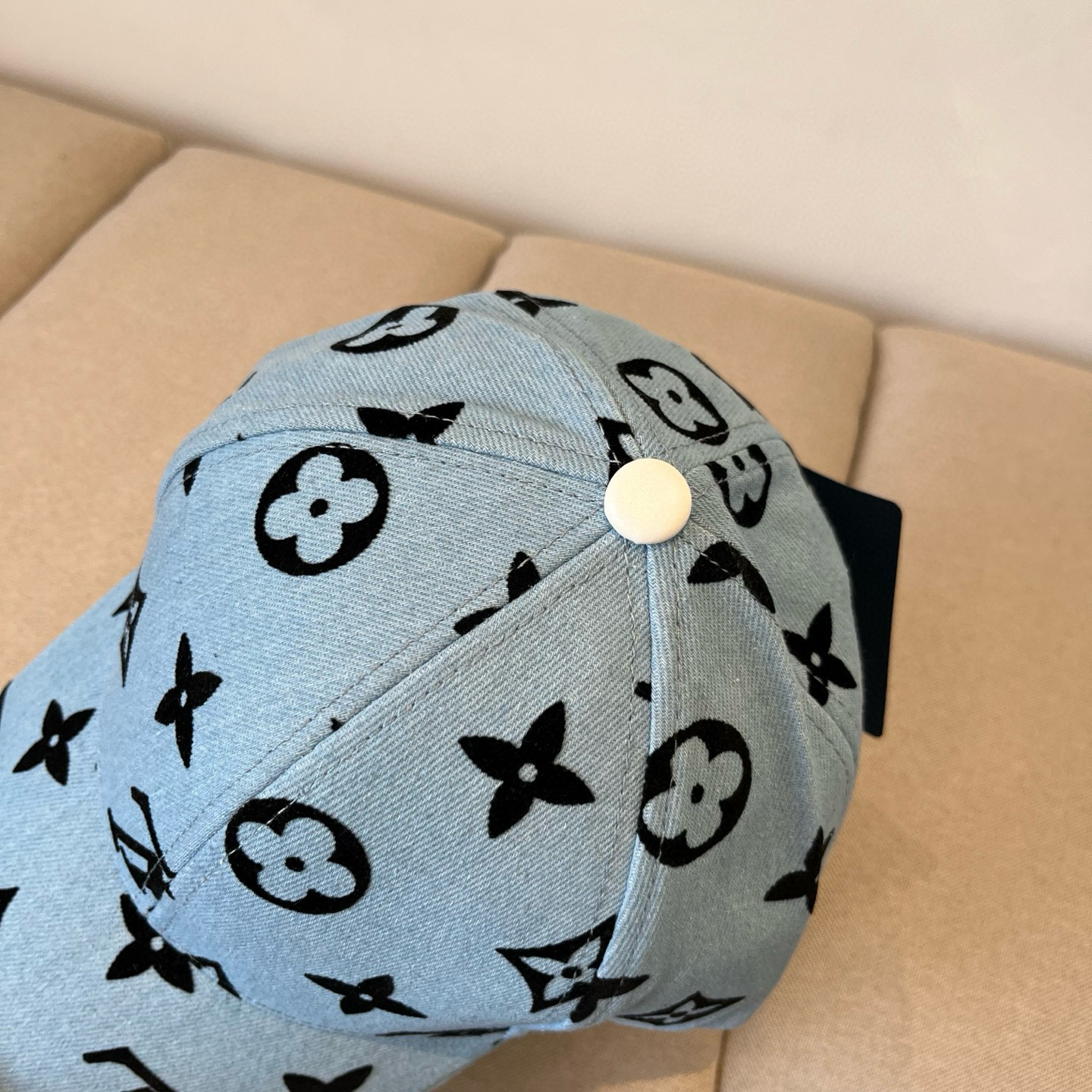 High quality and fashionable baseball cap new 3 pcs add : 18859952090 if you need size guide