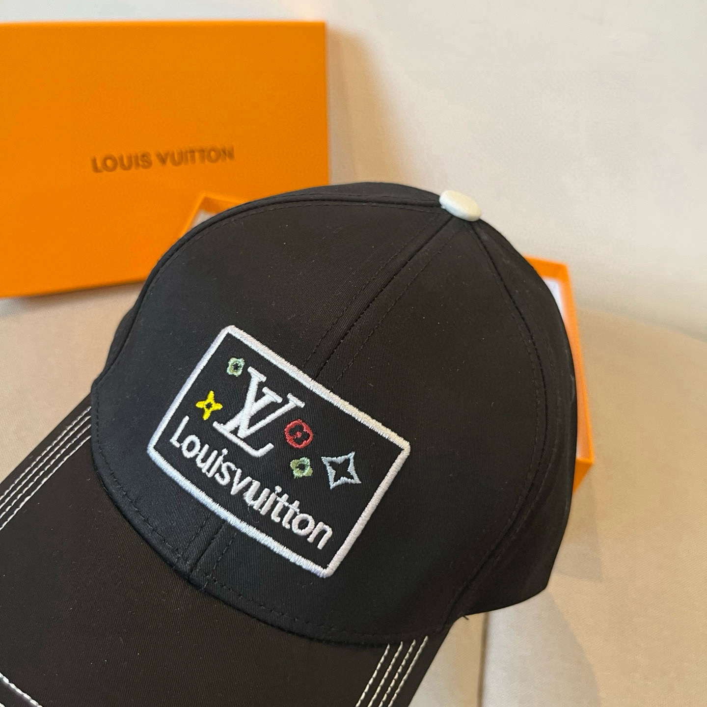 High quality and fashionable baseball cap new 3 pcs add : 18859952090 if you need size guide
