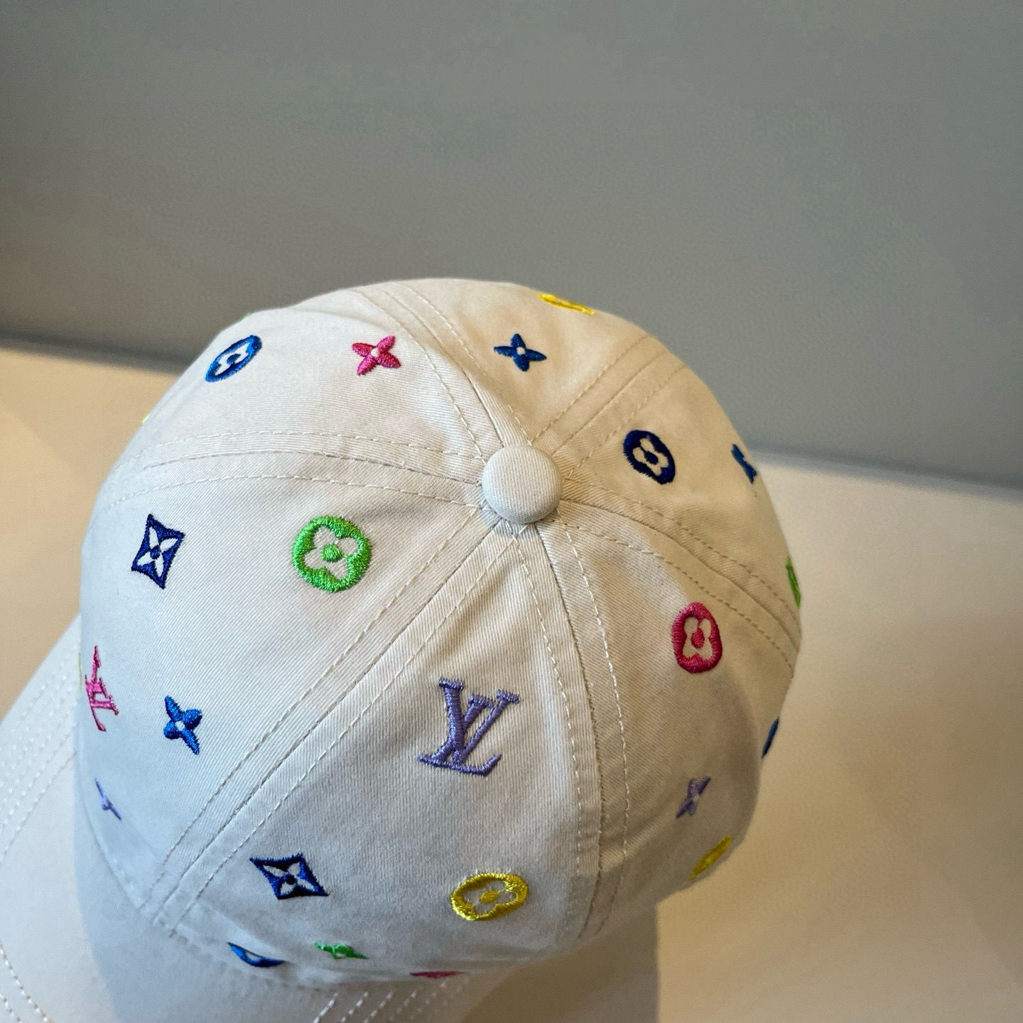 High quality and fashionable baseball cap new 3 pcs add : 18859952090 if you need size guide