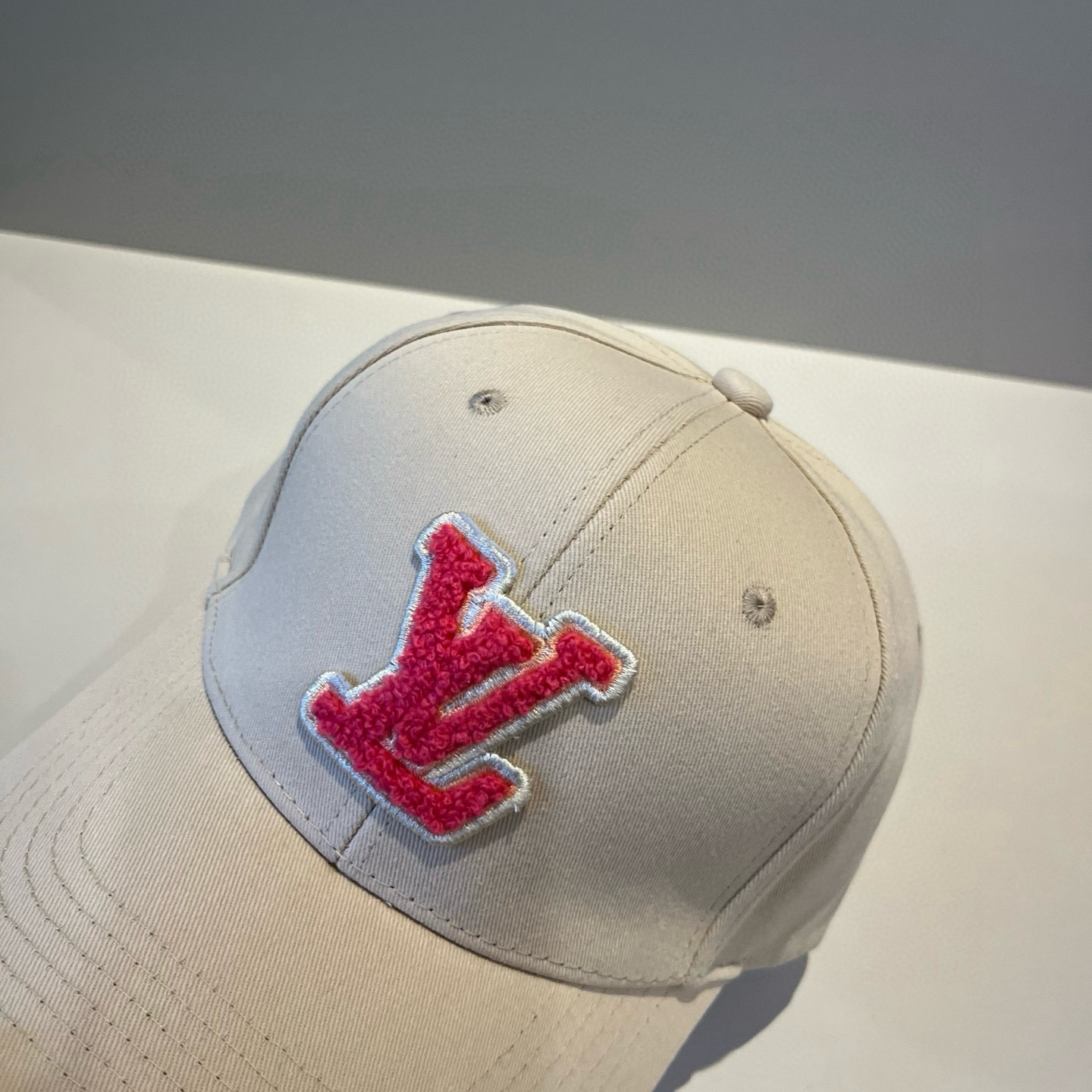 High quality and fashionable baseball cap new 3 pcs add : 18859952090 if you need size guide